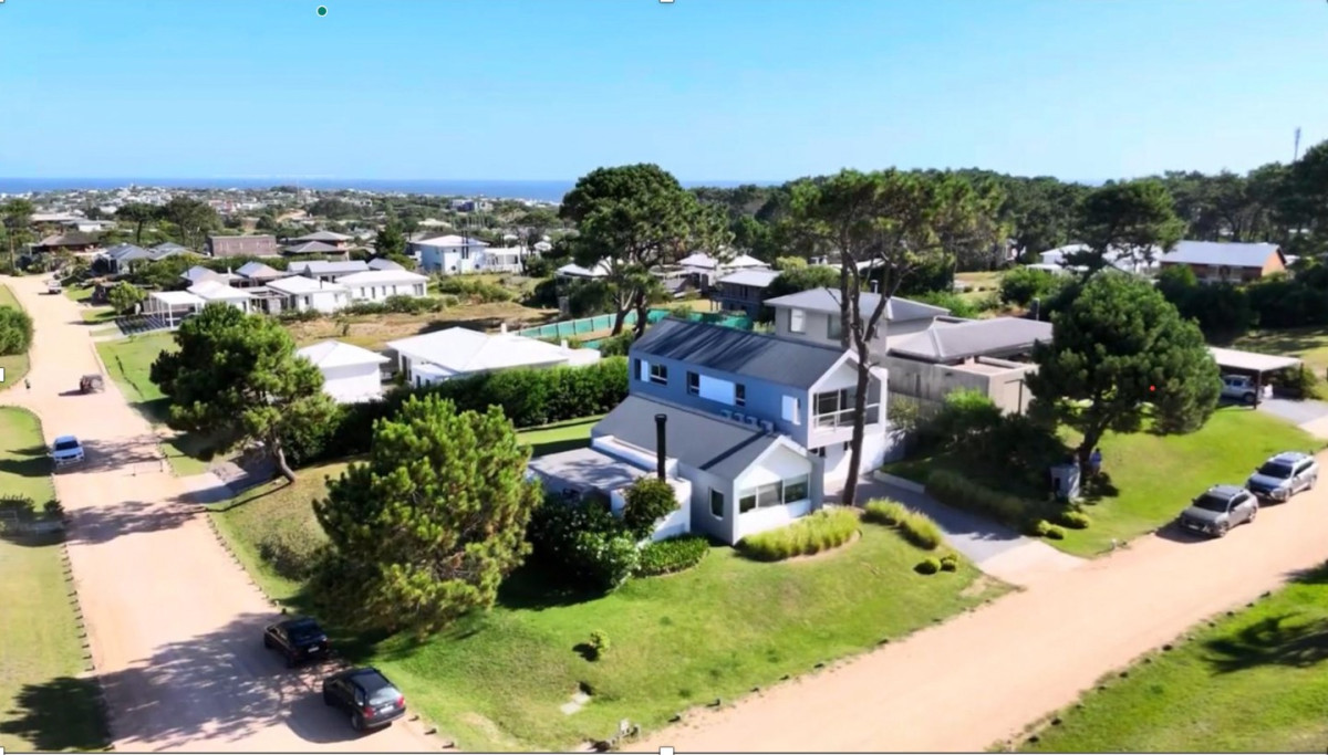 Espectacular casa ubicada en Pinar del Faro (barrio privado) la misma es en 2 plantas sobre un terreno esquina de 1037m2 (lote E11).

Amplio living comedor con estufa a leña, cocina semi abierta, 5 dormitorios, 3 de ellos en suite, en total 5 baños + toilette. Calefacción mediante losa radiante.

Acceso de servicio, patio de servicio, dependencia de servicio y  lavadero. Aire acondicionado en todos los ambientes. Pisos de microcemento y aberturas en aluminio anodizado blanco con termo panel (doble vidrio con cámara).

Piscina climatizada con deck, y parrillero con deck pergolado. Estacionamiento para dos autos, 

1037m2 de terreno.

Servicios Pinar del Faro:
Seguridad 24 hs (acceso restringido)
Tennis
Club House
Spa
Acceso a playa y servicio de playa (reposeras, sillas, etc)
Juegos para niños

Por mas información, consulte con nuestros asesores.