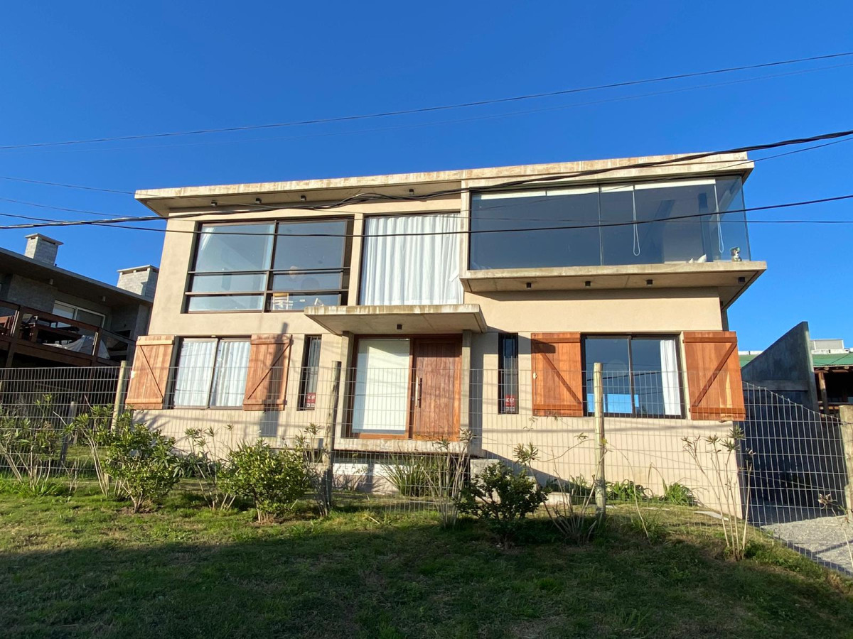 Casa en El Chorro - Manantiales. A metros del Mar.

Cuenta con 3 Dormitorios, 3 Suites en plata baja.
Toilette, Cocina Amplia y Hermoso Living-Comedor con vista al Mar, en planta alta.

Hermosa piscina. 

Consulte con nuestros asesores.
