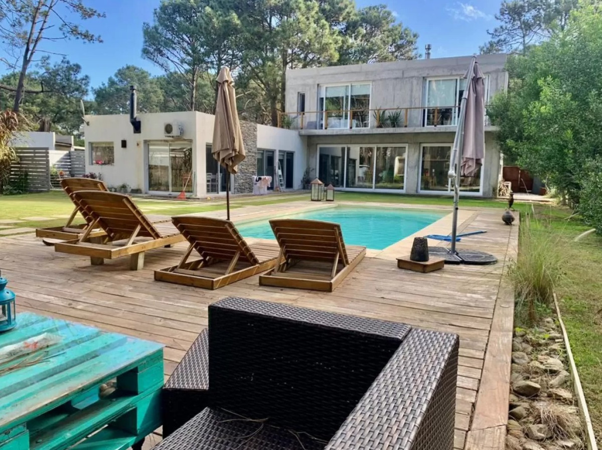 Hermosa casa en Barra Verde.
4 dormitorios en Suites
5 baños (uno exterior para la Piscina). Todos ellos con bomba lo que permite su uso simultáneo. Toilette.
Construida en 2 plantas:
Planta Alta:
2 Suites con cama matrimonial
Planta Baja:
2 Dormitorios con camas individuales
Amplio living y comedor con estufa a leña de alto rendimiento
Cocina americana muy bien equipada
Comedor diario
Playroom
Aire Acondicionado en todos los ambientes, losa radiante, doble vidrio en ventanales, cámaras de seguridad.
Piscina abierta y Parrillero techado
Lugar para estacionar 4 vehículos
Riego automático.
Terreno de 1358 mts2 y aprox. construidos 300mts2.
Por mas información, consulte con nuestros asesores.