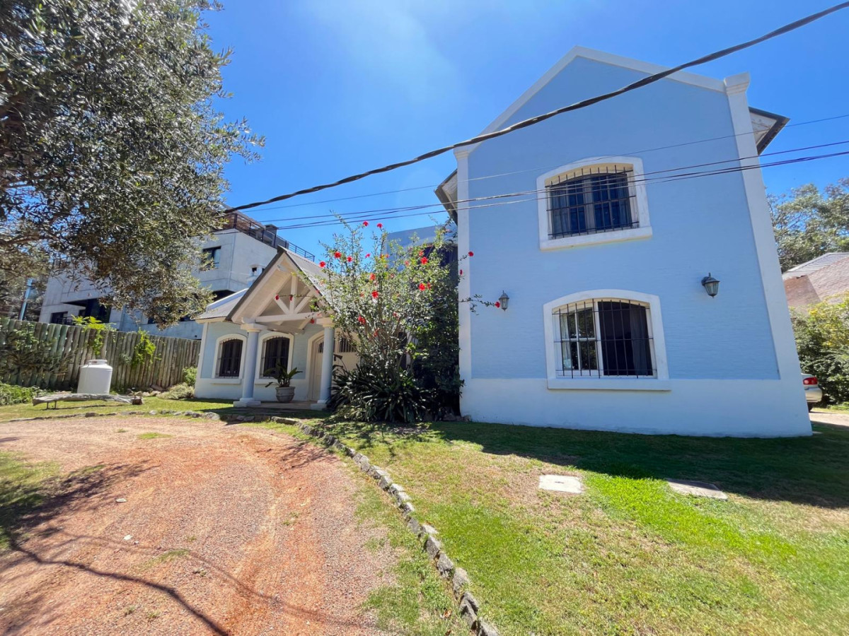 Tu Refugio Soñado en La Barra

Descubre esta impresionante casa en La Barra, un verdadero oasis de tranquilidad y estilo. Con un diseño contemporáneo y espacios amplios, esta propiedad es ideal para disfrutar de momentos inolvidables con familia y amigos.

Características destacadas:
- 4 Dormitorios: Espaciosos y luminosos, perfectos para el descanso y la privacidad.
- 3 Baños y 2 Suites: Con acabados de calidad, brindando comodidad y funcionalidad.
- Cocina Completa: Equipada con todo lo necesario para inspirar al chef que llevas dentro.
- Living Comedor: Un ambiente acogedor que invita a compartir y disfrutar.
- Terreno de 720 m²: Amplios espacios exteriores para disfrutar del aire libre y la naturaleza. Parrillero techado con barra y hermosa pileta con cascada.
- Construcción de 380 m²: Distribuidos de manera inteligente para maximizar la comodidad.

Ubicada en una de las zonas más deseadas, esta propiedad combina la cercanía a la playa con la serenidad de un entorno residencial. 

No dejes pasar la oportunidad de hacer de este lugar tu nuevo hogar. 
Consulta con nuestros asesores y descubre todo lo que esta maravillosa casa tiene para ofrecerte.