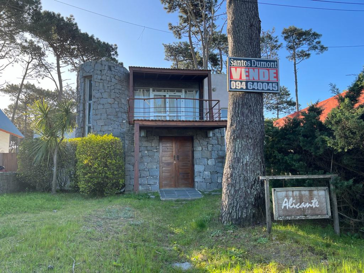 Cómoda casa en Montoya a metros del Mar.
Casa principal de 2 dormitorios, 2 baños, principal en suite y dependencia de servicio externa o 3 dormitorio de huéspedes con baño.
Cocina integrada, living-comedor. 
Parrillero, horno, Punta Cable y WIFI. 
A 4 cuadras del mar. Preciosa vista al mar y al bosque.
560 mtrs2 de terreno. Y aprox construido 159mts2

Por mas información, consulte con nuestros asesores.