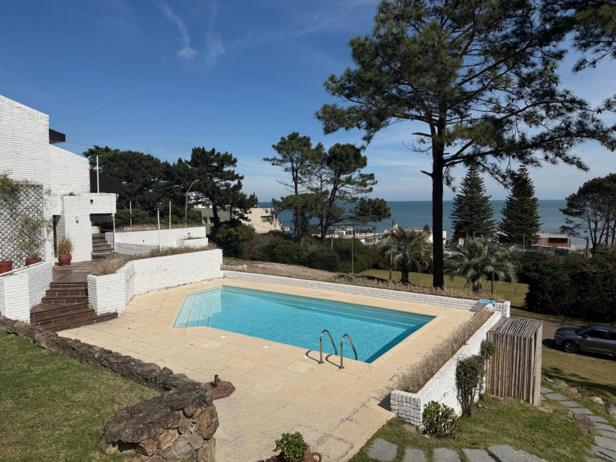  Tu Refugio en Punta Ballena: Casa de Ensueño a Pasos del Mar

Descubre esta excepcional propiedad en Lomo de la Ballena, a tan solo 100 metros de las cristalinas aguas del mar. Esta casa, diseñada para disfrutar de la tranquilidad y la belleza natural de la zona, ofrece un espacio ideal para vivir momentos inolvidables con familia y amigos.

Con una generosa superficie de 470 m² construidos sobre un amplio terreno de 1245 m², la vivienda cuenta con 6 dormitorios, de los cuales 2 son suites, brindando comodidad y privacidad para todos. La cocina, definida y funcional, se integra perfectamente con el luminoso living y el acogedor comedor, creando un ambiente ideal para compartir y disfrutar.

Cada rincón de esta casa está pensado para ofrecer confort y estilo, con amplios espacios que invitan a relajarse y disfrutar de la vida en la costa. 

No dejes pasar la oportunidad de adquirir este refugio en una de las zonas más deseadas de Uruguay. 

**Consulte con nuestros asesores y déjate sorprender por lo que esta propiedad tiene para ofrecerte.**