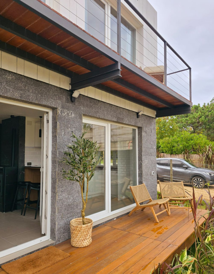 Excelente ubicación en La Barra.
A 500mts del Mar aprox.
Casas de 2 plantas de 2 y 3 dormitorios. Con pileta compartida en complejo.
CASA TIPO A: son 2 casas
2 dormitorios, 2 baños.
En la planta baja, Living-comedor con cocina integrada y Toillet. Parrillero semicubierto.
En la planta alta, 2 dormitorios, 1 baño. Ambos dormitorios con salida al balcón.
Total construido: 124 mts2
Cubiertos total: 84 mts2
Parrillero: 7 mts2
Terraza-pérgola: 7 mts2
Balcón: 9 mts2
Deck: 17mts2
3 dormitorios, 3 baños.
En la planta baja, Living-comedor con cocina integrada. Toilette.
En la planta alta, 3 dormitorios, 2 baños (principal en suite). 2 dormitorios con acceso a balcón y placares.
Total construido: 192 mts2
Cubiertos total: 124 mts2
Parrillero: 20 mts2
Terraza-pérgola: 20 mts2
Balcón: 10 mts2
Deck: 24 mts2
* Video portero en puerta de acceso peatonal, con sistema de cámaras de vigilancia del perímetro.
* Portón de acceso vehicular automatizado, mando a distancia.
* Piscina con sistema de limpieza semi-automatizado.
* Iluminación común del complejo automatizada.
* Sistema de riego de zonas comunes automatizado.
VENTA casa TIPO A de 2 dormitorios U$S 290.000
VENTA casa TIPO B de 3 dormitorios U$S 380.000-U$S 410.000
CONSULTE POR VALOR DE LAS CASA AMUEBLADAS
Consulte con nuestros asesores.
