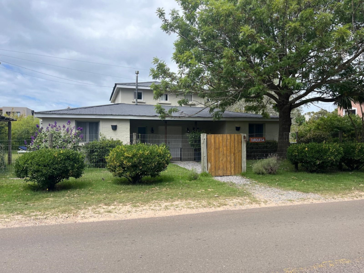 3 dormitorios (uno en suite) y dependencia con baño. 
Sala de juegos con una cama más.
piscina climatizada.
Equipada completamente.
Para 9/10 personas
Comedor, living grande y cocina americana equipada.
Toallas y sabanas para 8
TV cable e Internet.
JardÃn con piscina climatizada , tiene cerco para niños si es necesario.
Parrilla, horno de barro. 
La casa está cercada y tiene alarma .