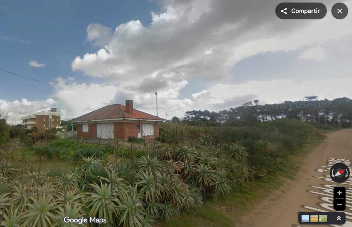  Tu Refugio Frente al Mar 

Descubre la oportunidad de vivir en un paraíso costero con esta espectacular propiedad en la Parada 40 de Playa Mansa. Con un diseño que maximiza la luz natural y las vistas al océano, esta casa es el lugar ideal para disfrutar de la tranquilidad y la belleza del entorno.

**Características de la propiedad:**
- **Superficie Total:** 1110 m² de terreno
- **Construcción:** 329 m² distribuidos en espacios amplios y cómodos
- **Dormitorios:** 3, perfectos para familias o recibir amigos
- **Baños:** 2, diseñados para brindar confort
- **Cocina:** Definida, ideal para los amantes de la gastronomía
- **Living Comedor:** Un espacio acogedor que invita a compartir momentos inolvidables

Imagina despertar cada mañana con el sonido de las olas y disfrutar de atardeceres únicos desde tu hogar. Esta propiedad no solo es una inversión, sino un estilo de vida.

**Consulte con nuestros asesores** para más información y agendar una visita. ¡Tu nuevo hogar te espera!