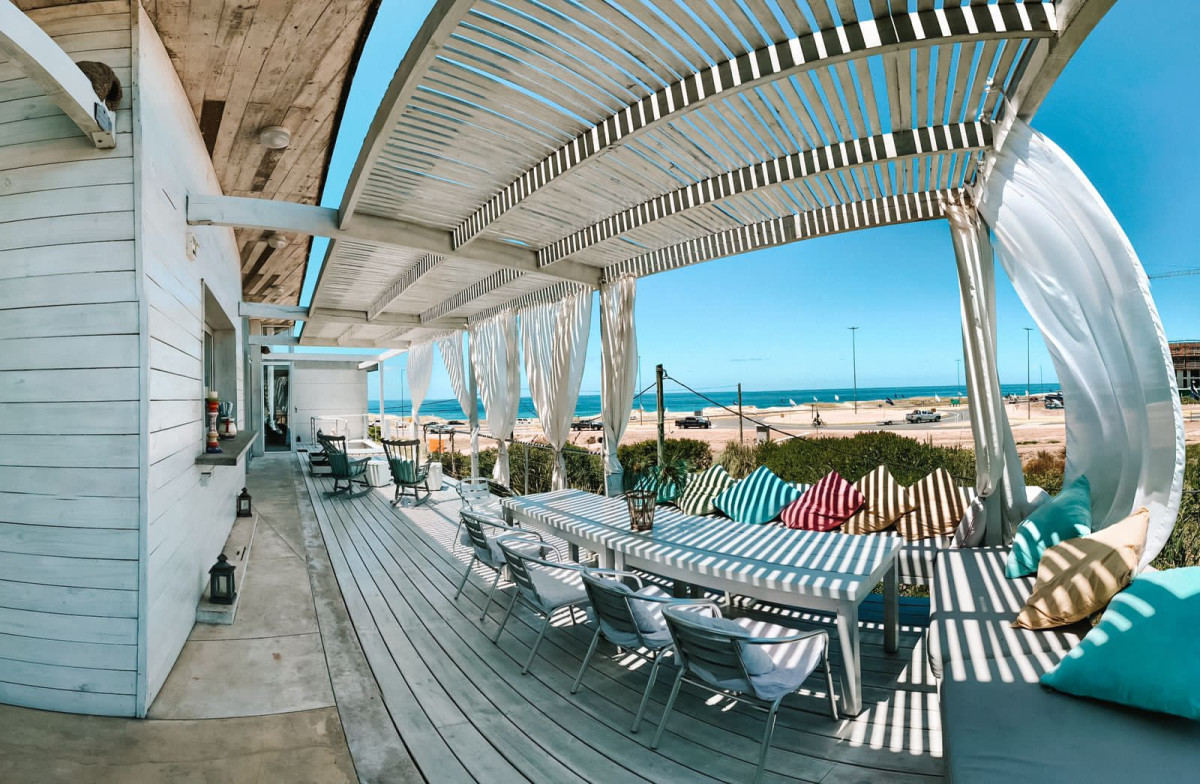 Casa en Primera línea al Mar. El Chorro
Construida por el arquitecto Martin Gómez.

4 dormitorios, 4 baños (2 suites). Capacidad para 12 personas.

En planta alta nos encontramos con el living-comedor con salida a la terraza con hermosa vista al Mar y parrillero.
2 dormitorios (1suite) y playroom.

En planta baja, hermoso deck con parrillero techado y 2 dormitorios (1 suite).

Por mas información, consulte con nuestros asesores.