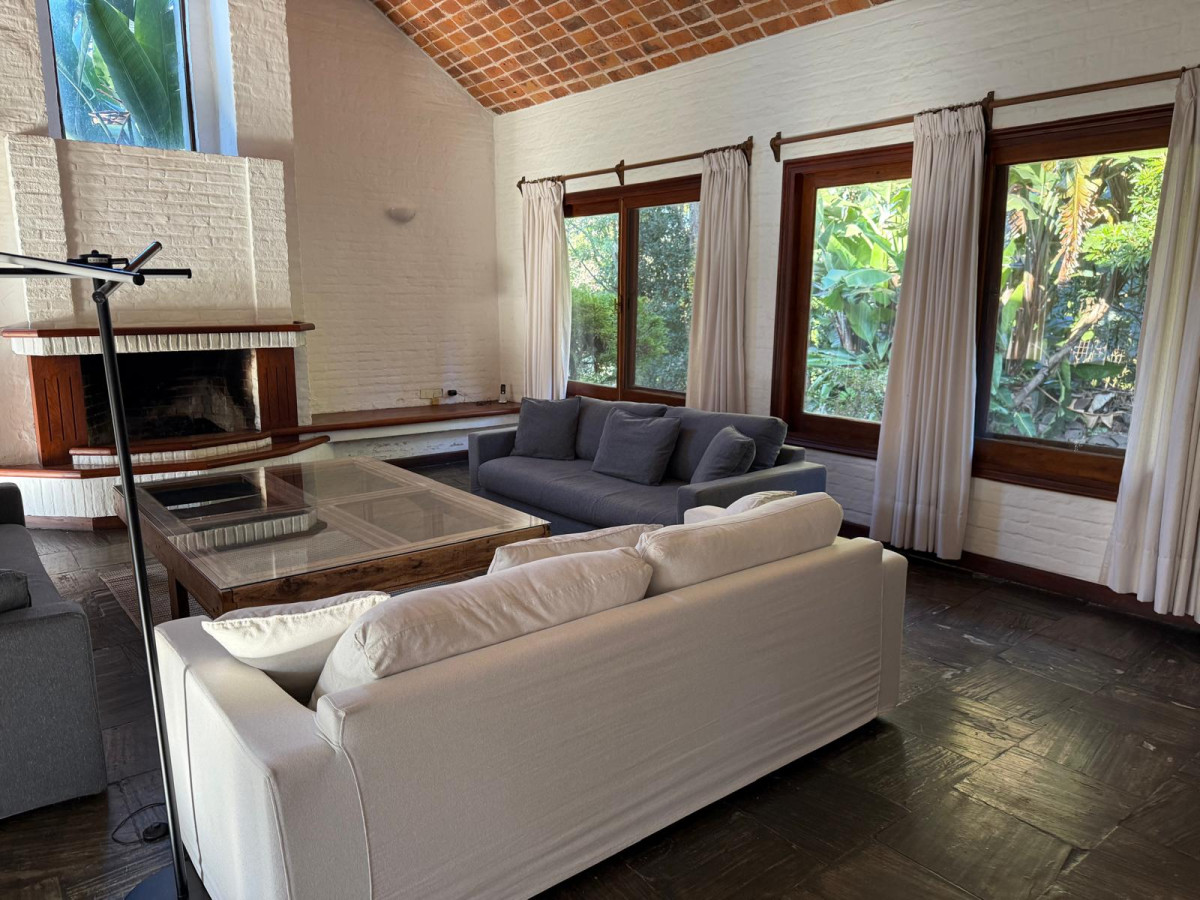 **Tu Refugio Soñado en Golf - Punta del Este: Elegancia y Confort a Pasos del Mar**
Descubre esta excepcional propiedad ubicada a solo 400 metros de las cristalinas playas de Punta del Este, en el exclusivo barrio de Golf. Con una vista panorámica de 360 grados que te permitirá disfrutar de impresionantes amaneceres y atardeceres, esta casa es el lugar ideal para quienes buscan un estilo de vida tranquilo y sofisticado.
Con un generoso terreno de 1888 m² y 400 m² construidos, esta residencia cuenta con 6 amplios dormitorios y 5 baños, ofreciendo el espacio perfecto para familias numerosas o para recibir a tus amigos. La cocina, definida y equipada, se integra perfectamente con un luminoso living comedor, creando un ambiente acogedor y funcional.
Cada rincón de esta propiedad ha sido diseñado para brindar confort y elegancia, convirtiéndola en un verdadero oasis en la costa uruguaya.
No dejes pasar la oportunidad de vivir en uno de los destinos más exclusivos de la región. Consulta con nuestros asesores y comienza a escribir tu nueva historia en Punta del Este.