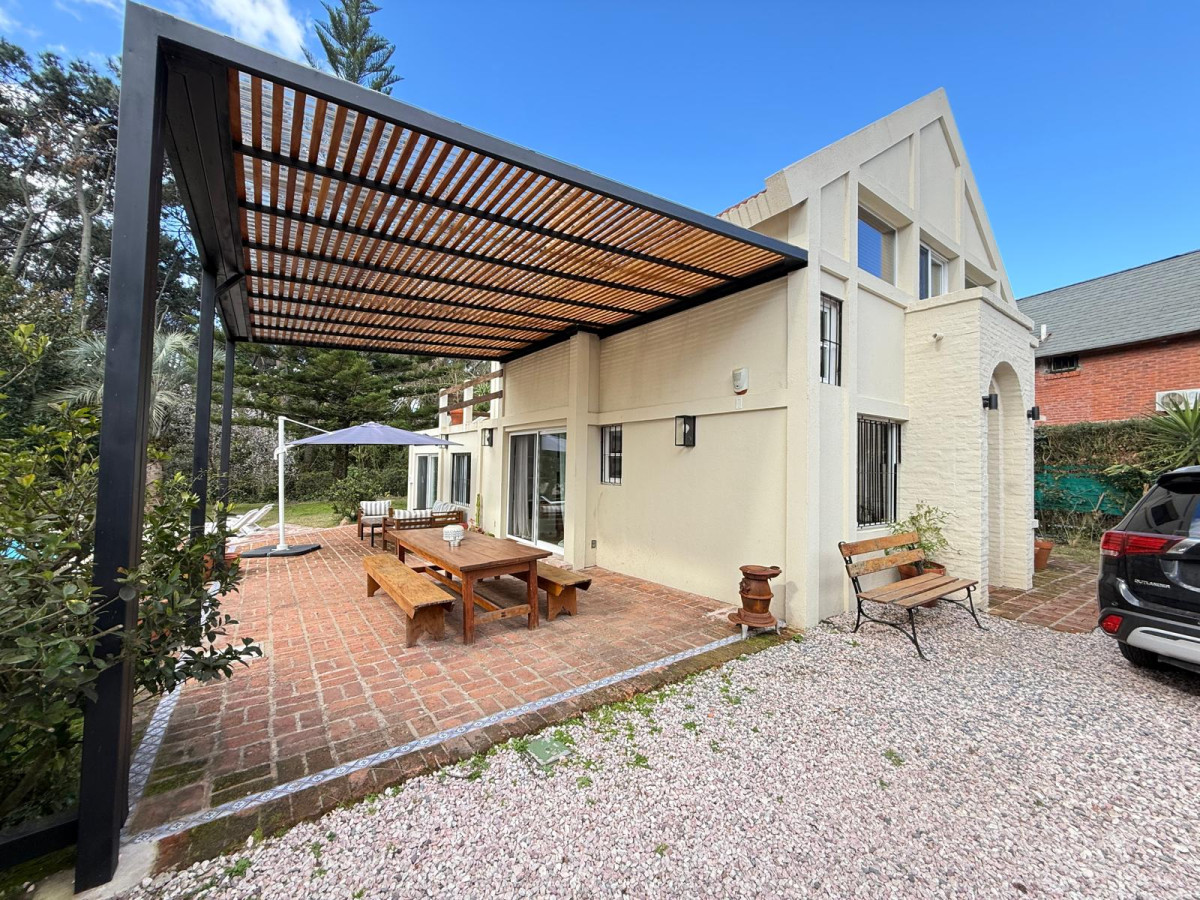  Tu Refugio en Rincón del Indio: Espacio, Confort y Naturaleza

Descubre la serenidad de la vida costera en esta encantadora casa ubicada a solo 500 metros del mar en Rincón del Indio, Punta del Este. Este hogar, ideal para disfrutar en familia o con amigos, ofrece un entorno perfecto para relajarse y desconectar.

Con un generoso terreno de 1800 m² y 275 m² edificados, la propiedad cuenta con 3 dormitorios, de los cuales 2 son suites, y toilette, brindando comodidad para hasta 6 personas. Su diseño de cocina integrada con el living y comedor crea un ambiente cálido y acogedor, ideal para compartir momentos inolvidables.

Imagina tus días rodeado de naturaleza y la brisa del mar, en un espacio que combina confort y funcionalidad. No pierdas la oportunidad de hacer de este lugar tu nuevo hogar o tu refugio vacacional.

Período disponible: diciembre, enero 2027

Para más información, consulta con nuestros asesores. ¡Te esperamos!