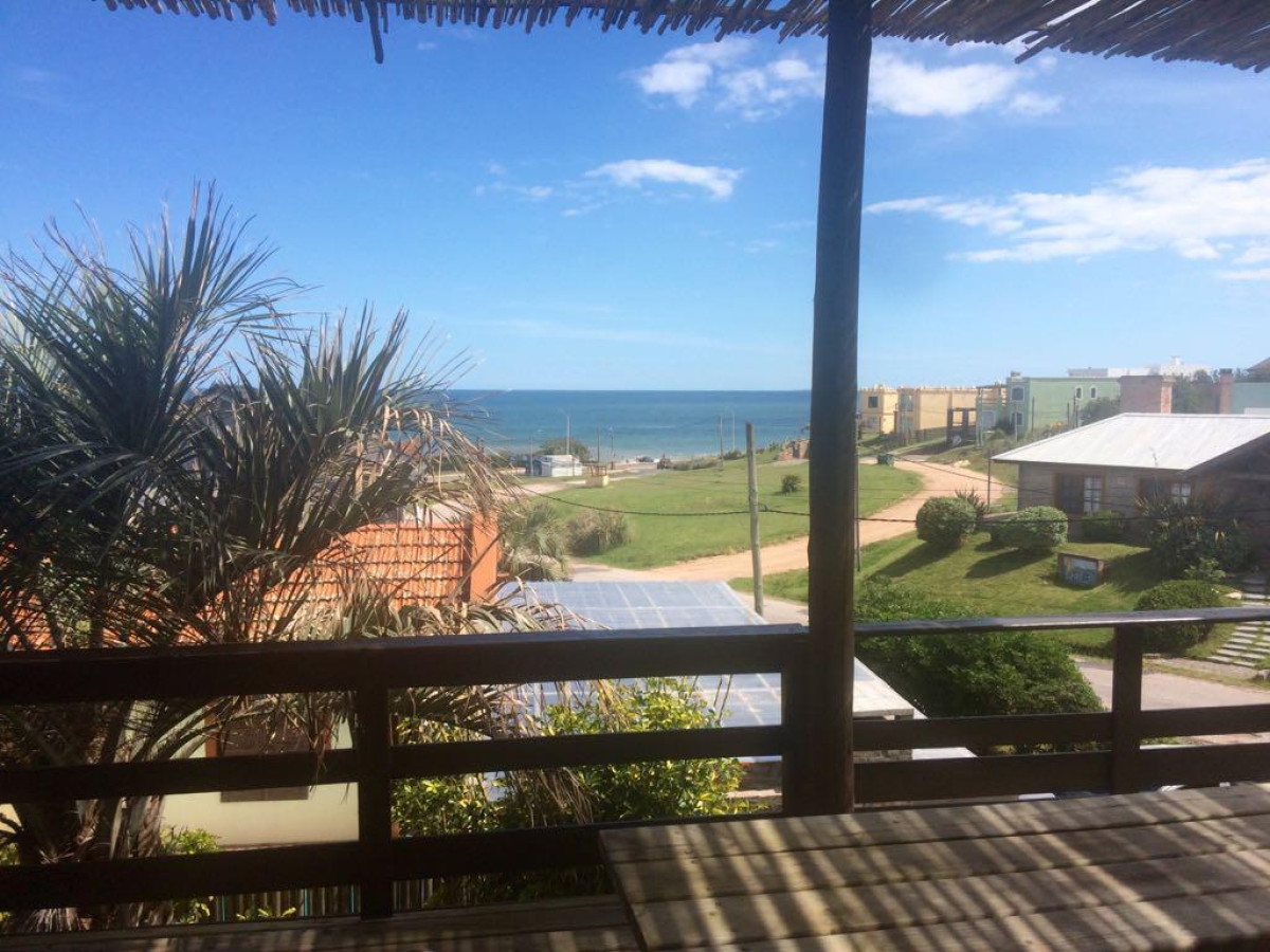 Excelente propiedad con Vista al Mar !!
Construida en 2 plantas.
En planta alta: Cocina completa, living-comedor, toilette, dormitorio principal en suite y salida a terraza con parrillero.
En planta baja: 2 dormitorios en suite + dependencia de servicio con baño o 4to dormitorio.
Deck y hermosa Piscina.
Losa Radiante.
Wifi, cable.
Por mas información, consulte con nuestros asesores.