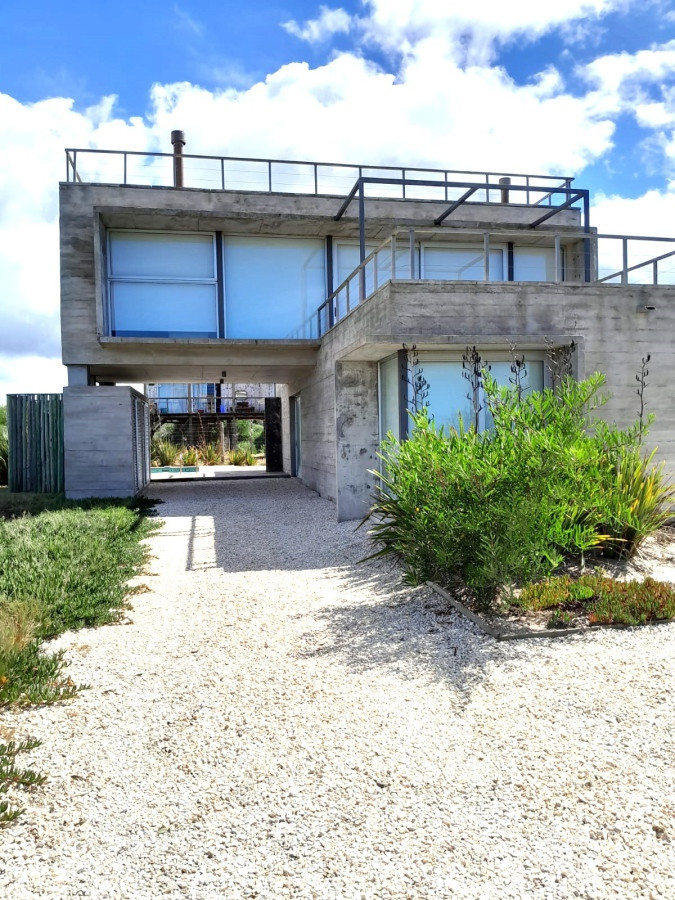 Hermosa casa en primera línea. Vista al Mar !
3 dormitorios, 2 baños completos. Principal en suite con vestidor.
Living-comedor con cocina estilo americana en planta alta con vistas increíbles. Toilette
Terraza al frente y otra al fondo con parrillero. Azotea con fogón y solárium.
Piscina y cochera.
Buena calidad de construcción, aberturas con doble vidrio, doble pared con cámara de aire.
Vistas a José Ignacio.
Por mas información, consulte con nuestros asesores.