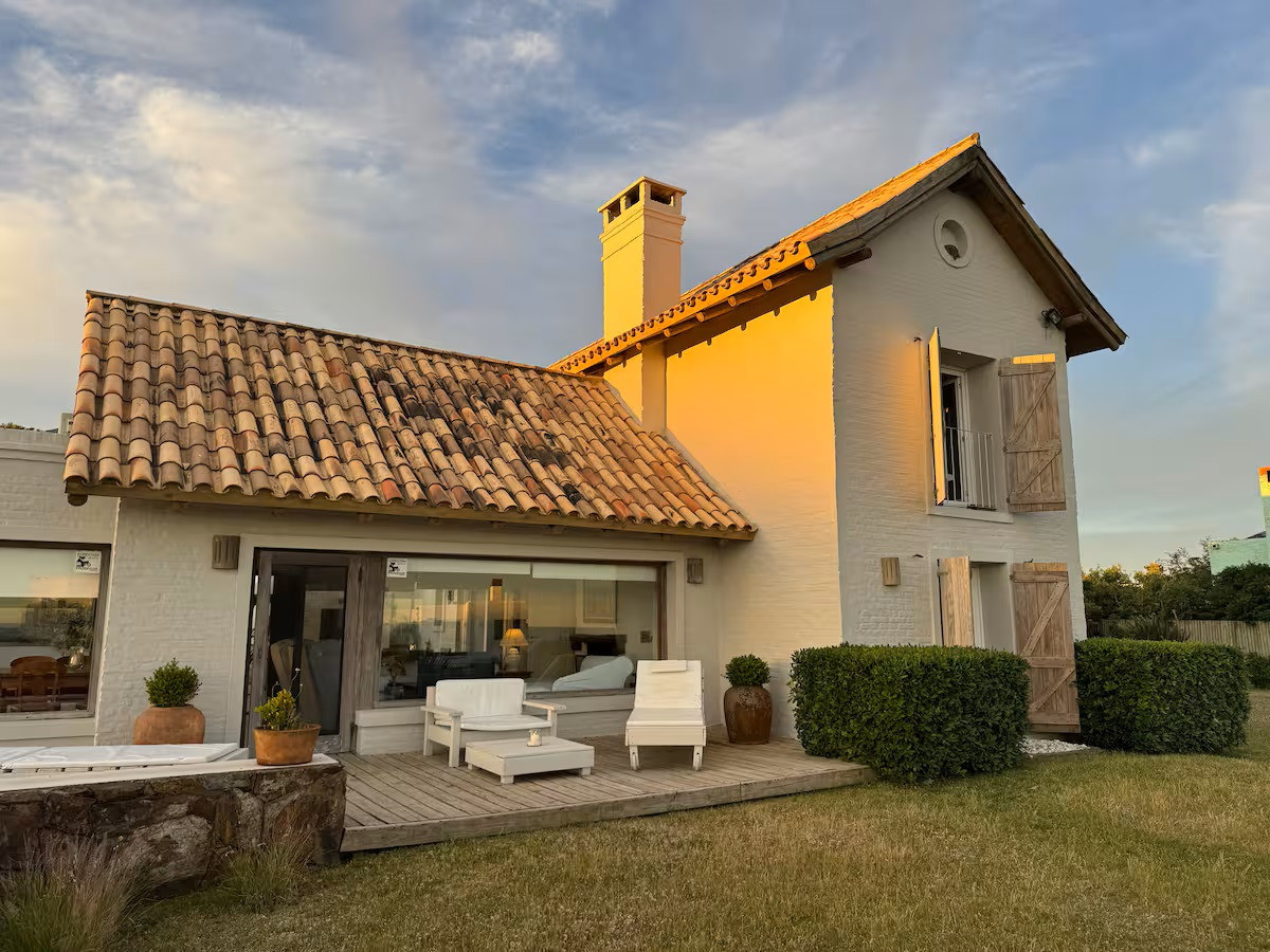 Muy linda casa en Montoya, en excelente ubicación, a pocos metros mar.

En 2 plantas, en planta baja, amplio living - comedor con aire acondicionado, y con salida a deck con vista al mar, cocina totalmente equipada, toilette, y dependencia de servicio con baño. Dormitorio principal en suite.

En planta alta 2 dormitorios en suite con 2 camas de 1 plaza, las camas se pueden dejar como cama matrimonial. 

Todos los dormitorios y la dependencia de servicio tienen aire acondicionado. 

Amplio jardín con vista, parrillero y horno de barro. 

Consulte con nuestros asesores.