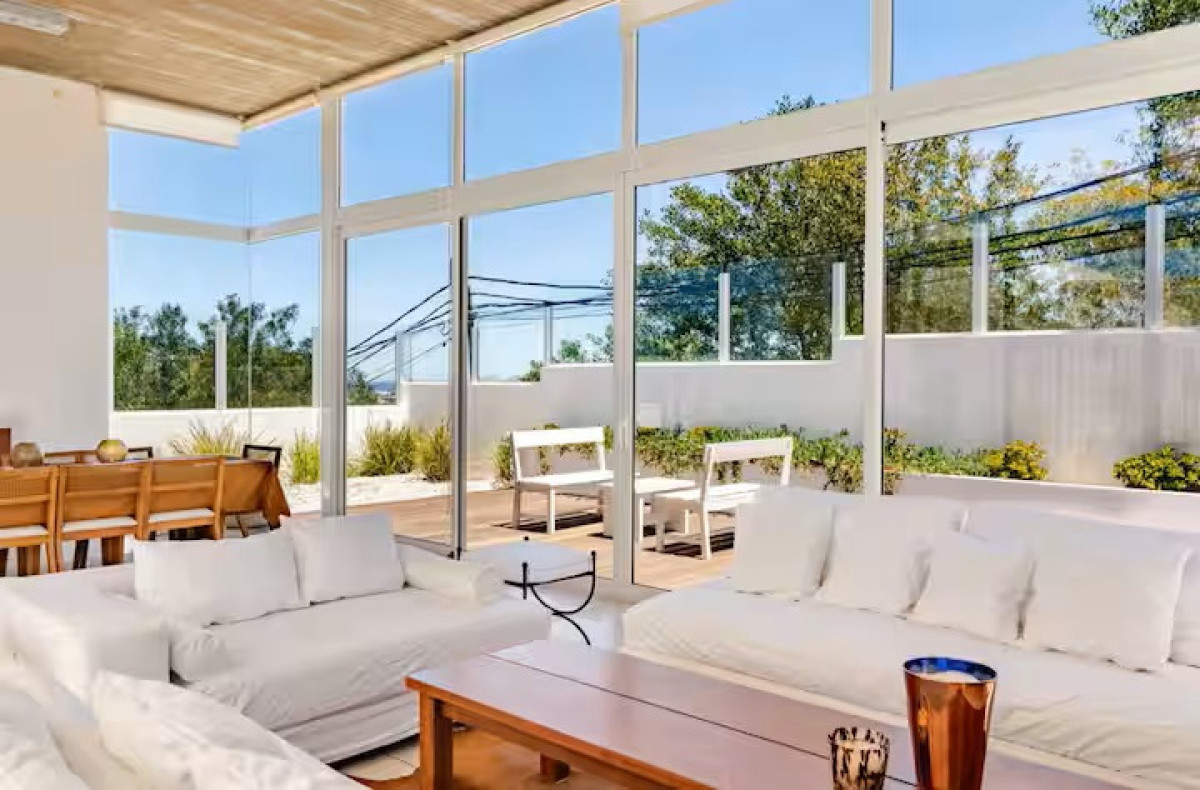 Hermosa casa en El Chorro. VISTA AL MAR !!

5 dormitorios y 4 baños.
Living-comedor y cocina integrada.

Piscina y parrillero.

Lote de la casa 593 mts2 y lote lindero 535 mts2. Total: 1.128 mts2

DISPONIBLE EN ALQUILER TEMPORAL

Por mas información, consulte con nuestros asesores.