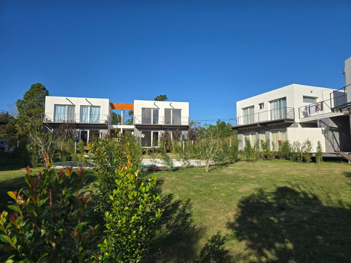 Excelente casa A ESTRENAR
En dos plantas, amplios espacios comunes en planta baja, cocina integrada, muy moderna e iluminada, amplio living  comedor y toilette (con ducha). Tiene un acceso al parrillero que cuenta con una amplia terraza, y un jardín propio que da a la piscina del complejo, con un diseño moderno que permite privacidad para cada una de las 6 casas que conforman The Sun Village. 

En planta alta, se encuentran los dormitorios, uno de los cuales es en suite, orientación norte, con su balcón. Y los otros dos dormitorios comparten 1 baño; una terraza amplia mas independiente. 

La propiedad se destaca por su equipamiento de primer nivel: planteada para uso todo el año, cuenta con una estufa a pellets automática, con salida para que todos los ambientes reciban calefacción; a esto se suman las aberturas de PVC con doble vidrio, lo que permite aislación térmica y acústica. Las terminaciones de la carpintería son de primer nivel; alturas de puertas piso a techo (2,4 mts); granito en mesada cocina y porcelanato baños, hacen de esta propiedad una oportunidad para disfrutar TODO EL AÑO.

EXCELENTE VALOR DE VENTA

Consulte con nuestros asesores.