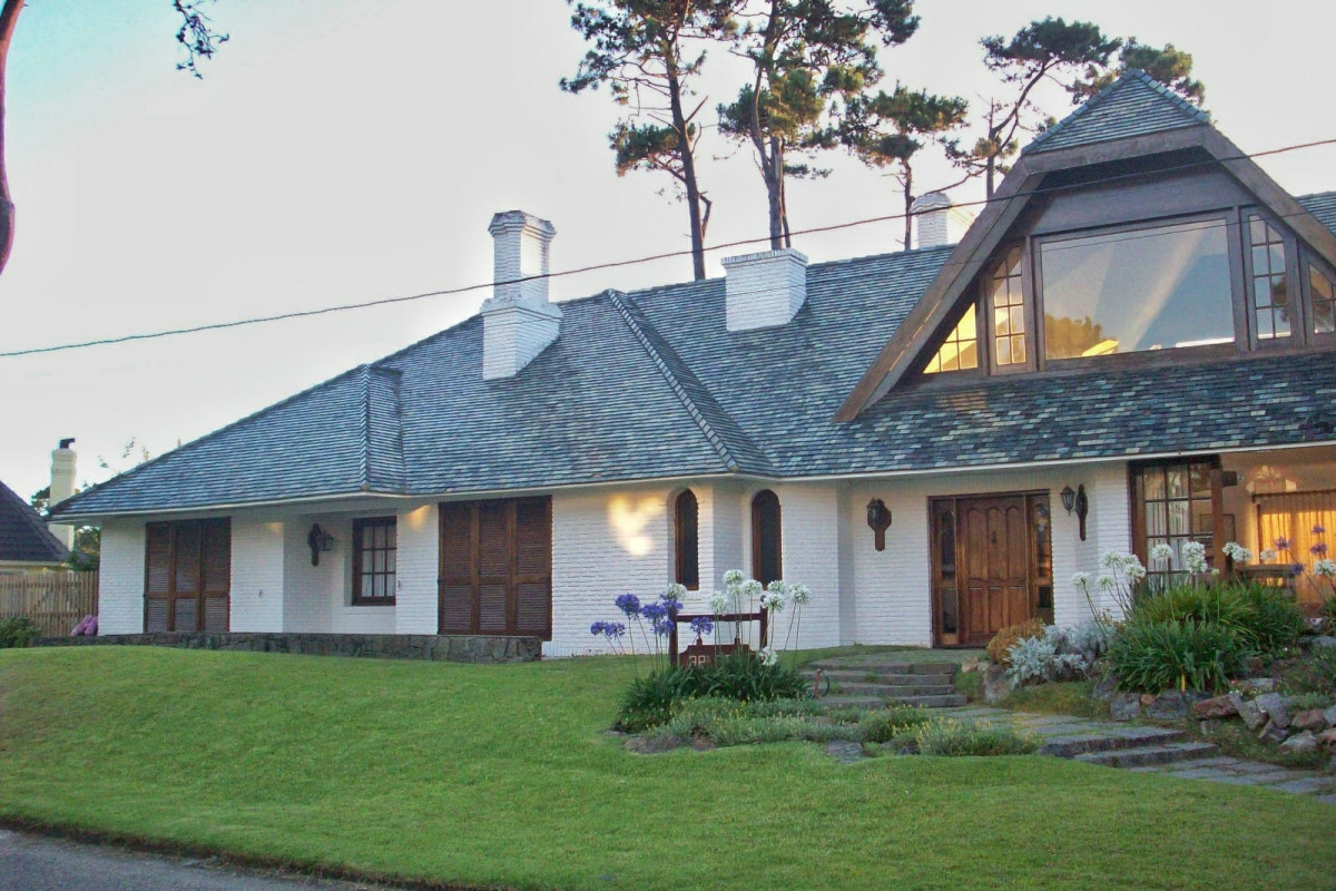  Tu Refugio Ideal en Mansa: Elegancia y Comodidad

Descubre esta espectacular casa en Mansa, Punta del Este, un verdadero oasis de tranquilidad y sofisticación. Con un diseño que combina funcionalidad y estilo, esta propiedad se erige sobre un amplio terreno de 1402 m², ofreciendo un espacio edificado de 492 m² que invita a disfrutar de cada rincón.

**Características destacadas:**

- **Dormitorios:** 4 suites amplias, cada una con su propio baño, garantizando privacidad y confort para toda la familia o invitados.
- **Espacios Comunes:** Un luminoso living y un acogedor comedor se fusionan en un ambiente ideal para compartir momentos inolvidables. La cocina, equipada con anafe y audio, se convierte en el corazón de la casa, perfecta para los amantes de la gastronomía.
- **Equipamiento:** La propiedad cuenta con bañera y box, brindando un toque de lujo y funcionalidad.

Ubicada en una de las zonas más deseadas de Punta del Este, esta casa no solo es un hogar, sino un estilo de vida. 

No dejes pasar la oportunidad de vivir en este exclusivo espacio. **Consulta con nuestros asesores y agenda tu visita.** ¡Tu nuevo hogar te espera!