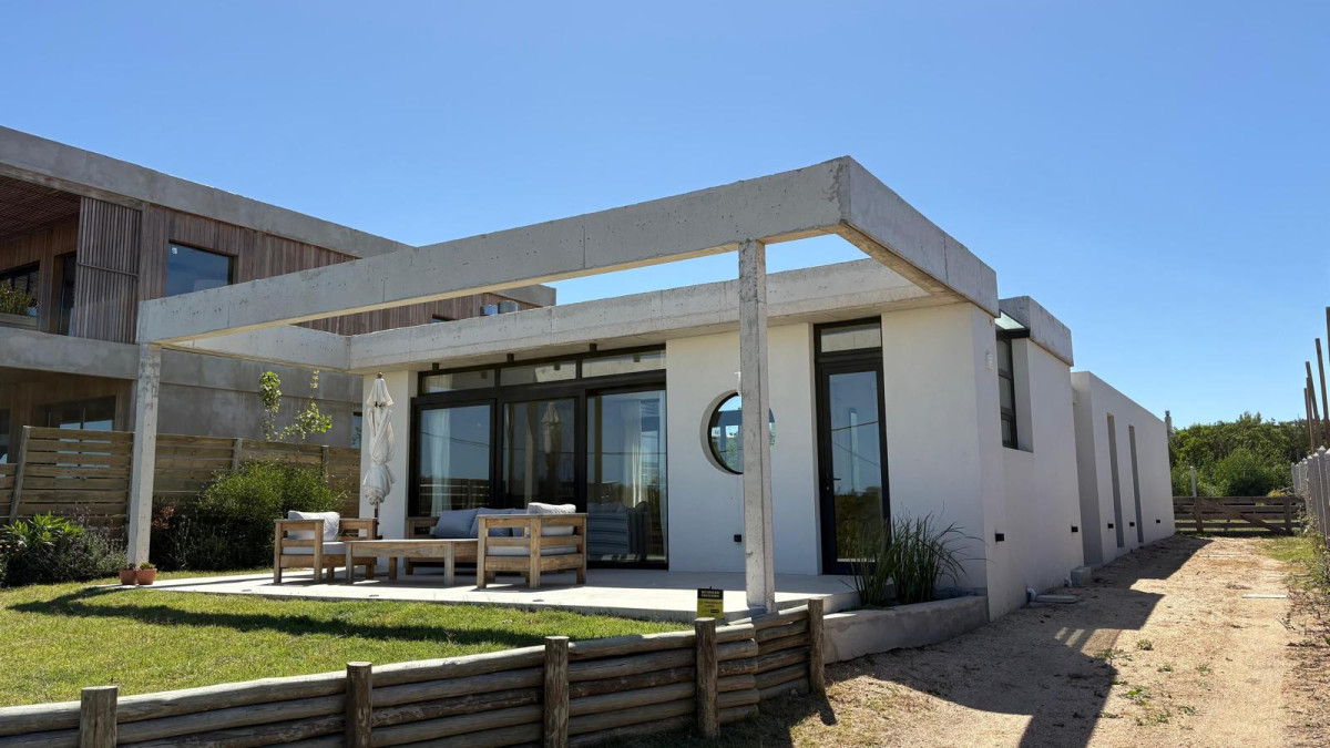 Elegancia y Confort a Pasos del Mar

Descubre esta encantadora casa en El Chorro, Manantiales, diseñada para quienes buscan un equilibrio perfecto entre tranquilidad y cercanía a la naturaleza. Con capacidad para 6 personas, esta propiedad cuenta con 3 acogedores dormitorios y 2 baños completos.

La cocina integrada se conecta armoniosamente con el living-comedor, creando un espacio ideal para compartir momentos inolvidables con familiares y amigos. Cada rincón de esta casa ha sido pensado para ofrecer un ambiente cálido y acogedor, donde la luz natural inunda los espacios.

No dejes pasar la oportunidad de vivir en uno de los destinos más exclusivos de la costa uruguaya. Para más información, consulta con nuestros asesores.
