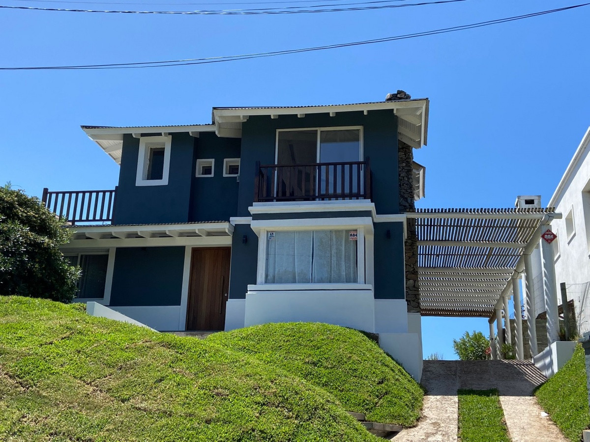 Casa de 2 plantas en Montoya, a 200 metros del mar aprox.
En planta baja, living con estufa a leña y aire acondicionado, comedor, cocina americana con mostrador abierto y toilette.
En planta alta, dos dormitorios que comparten un baño y dormitorio principal en suite.
Gran jardín de 500 m2 y galería con parrillero.
Vista al mar.
Consulte con nuestros asesores.