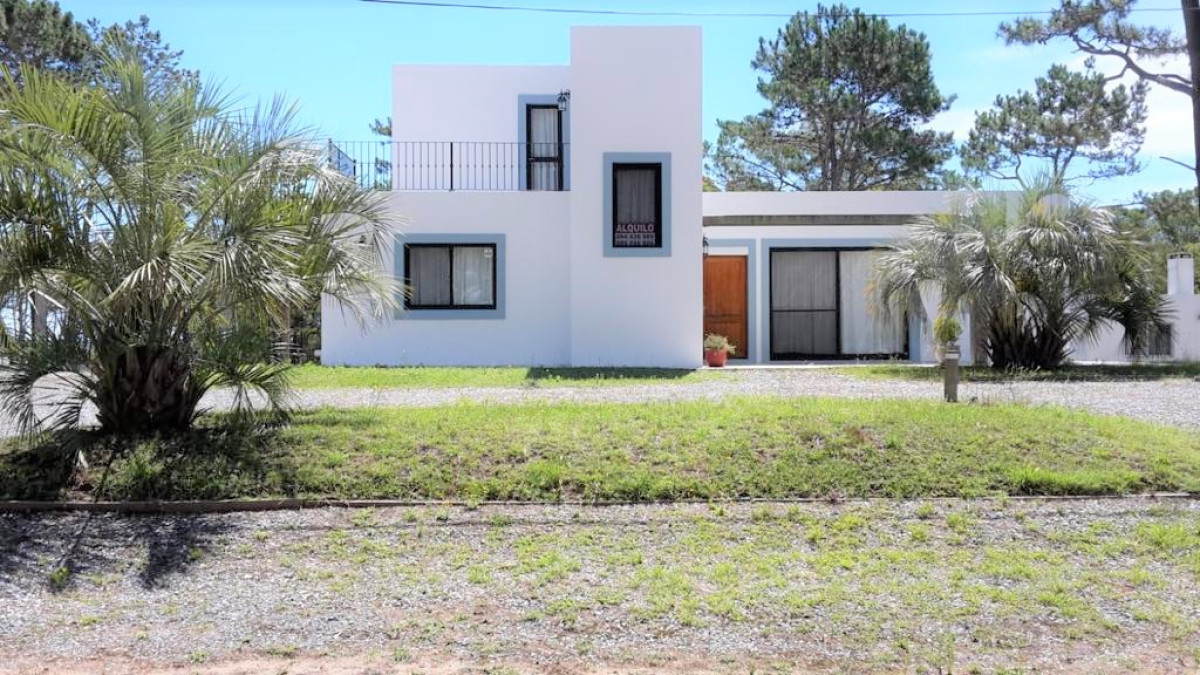 Hermosa casa en alquiler temporal.
A media cuadra de calle 