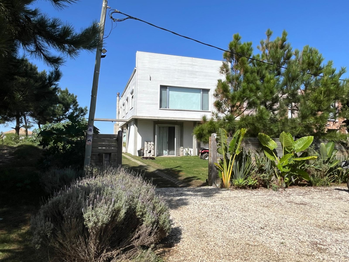 Hermosa casa a metros del Mar !

4 dormitorios y dependencia de servicio o 5to dormitorio de huéspedes.
Living-comedor con hermosas vistas. Cocina completa.

Deck con parrillero y piscina.

Consulte con nuestros asesores.
