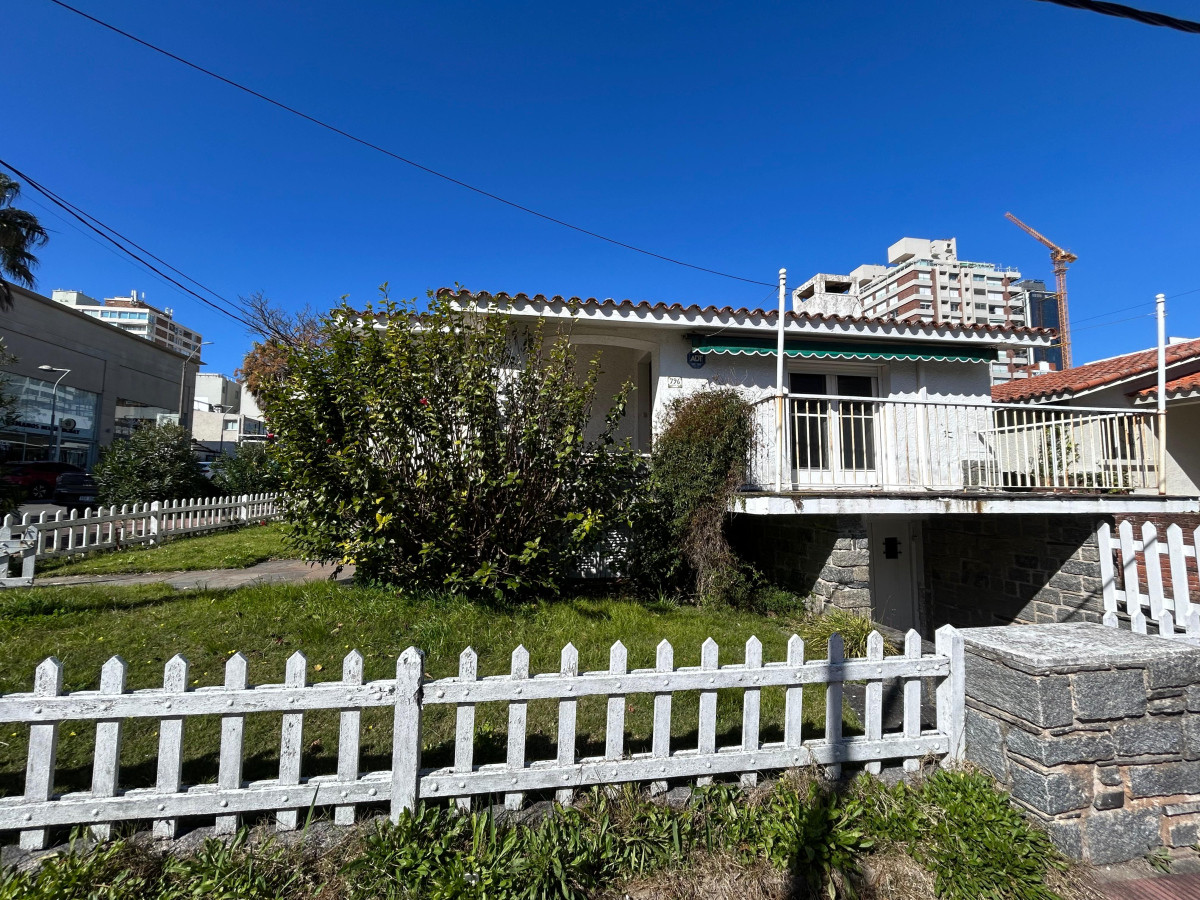 **Casa Tradicional en la Península: Casa en Punta del Este**

Descubre la oportunidad de vivir en una de las zonas más emblemáticas de Punta del Este. Esta encantadora casa en la Península te ofrece un espacio perfecto para disfrutar de la tranquilidad.

Con 4 dormitorios y 3 baños, esta propiedad es ideal para familias o grupos que buscan comodidad y funcionalidad. La cocina es definida, se integra perfectamente con un living comedor, creando un ambiente acogedor para compartir momentos inolvidables.

Ubicada en una zona privilegiada, estarás a pasos de las mejores playas, restaurantes y actividades que la Península tiene para ofrecer. No dejes pasar esta oportunidad única de adquirir tu hogar en uno de los destinos más deseados de la costa uruguaya.

Consulta con nuestros asesores para más información y para coordinar una visita.