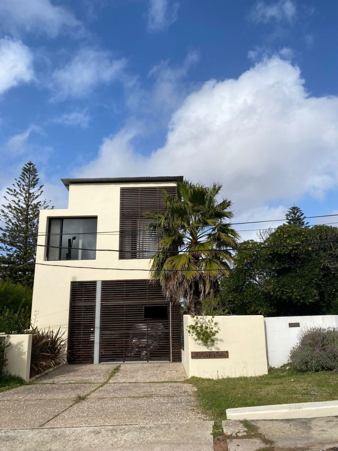 Linda casa a Pasos del Mar

Descubre esta excepcional casa en La Barra, un rincón privilegiado donde la naturaleza y el estilo de vida se fusionan. A tan solo 100 metros del mar, esta propiedad se presenta como la opción ideal para quienes buscan un hogar de descanso o una inversión en una de las zonas más exclusivas de Uruguay.

Con un diseño funcional y acogedor, la casa cuenta con 4 dormitorios, cada uno con su propio baño en suite, garantizando privacidad y confort para toda la familia. 
La cocina, completamente equipada, se abre a un luminoso living-comedor, creando un espacio perfecto para compartir momentos inolvidables.
Cuenta con sub suelo, nivel medio y planta alta.

El terreno de 311 m² alberga 280 m² de construcción aprox., ofreciendo amplias áreas tanto interiores como exteriores, ideales para disfrutar del clima y la tranquilidad de la región.
Parrillero y linda piscina para disfrutar.

No pierdas la oportunidad de hacer de este lugar tu nuevo hogar. Consulta con nuestros asesores y comienza a vivir la experiencia de La Barra. ¡Tu oasis te está esperando!
