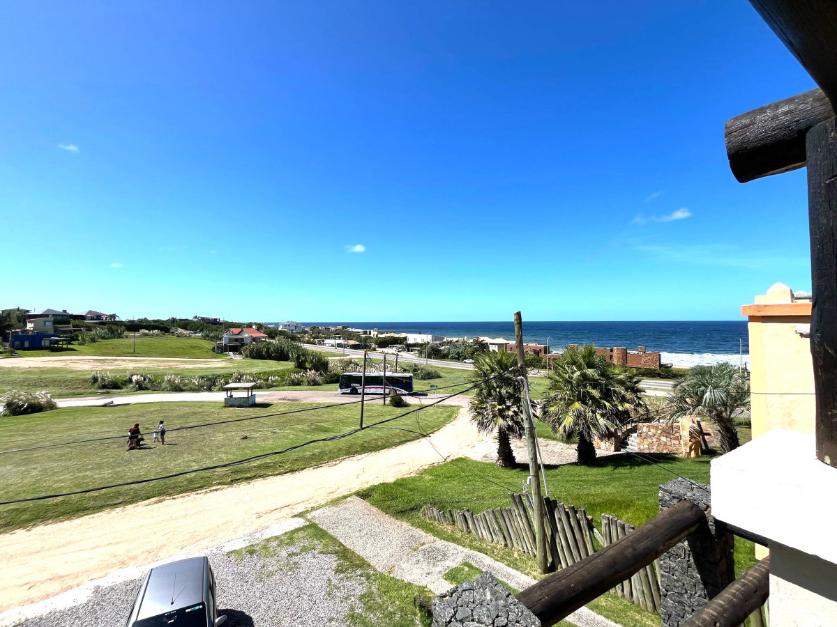 Espectacular chalet a metros del Mar.
En planta baja, hermoso living con estufa a leña. Comedor. Cocina definida, despensa bajo escalera. Toilette. 1 dormitorio en suite.
Dependencia de servicio con baño o 5to dormitorio.
En planta alta, estar con balcón y vista al Mar. 1 dormitorio en suite y 2 dormitorios que comparten 1 baño.
Pileta y parrillero.
Muy buena vista.
535mts2 de terreno y aprox. construidos 200 mts2.
Por mas información, consulte con nuestros asesores.