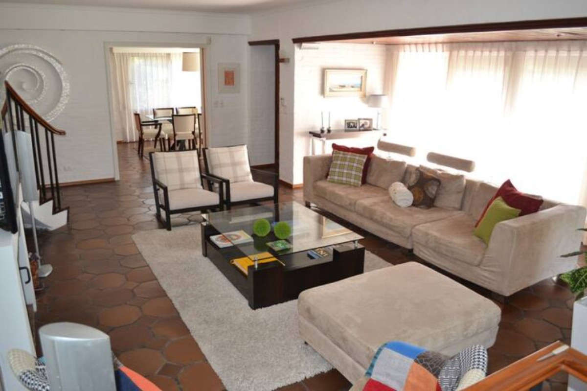 **Tu Refugio en la Mansa: Vive el Mar a Solo Pasos de Tu Puerta**

Descubre esta excepcional casa en Mansa, Punta del Este, donde la brisa marina y el sonido de las olas se convierten en parte de tu día a día. A tan solo 200 metros del mar, esta propiedad te ofrece la oportunidad de disfrutar de un estilo de vida costero sin igual.

Con un diseño funcional y acogedor, la casa cuenta con 3 dormitorios, cada uno con su propio baño en suite, garantizando privacidad y comodidad para toda la familia. Los espacios comunes incluyen una amplia cocina equipada con todo lo necesario para tus momentos culinarios, un luminoso living y un comedor ideal para compartir con amigos y seres queridos.

La propiedad está equipada con electrodomésticos de última generación, incluyendo cocina a gas, microondas, heladera con freezer, lavavajillas y más, para que cada día sea una experiencia placentera. Además, disfrutarás de comodidades como WiFi, aire acondicionado y un Smart TV, asegurando que tu hogar esté siempre conectado y confortable.

No dejes pasar la oportunidad de vivir en este paraíso costero. Consulta con nuestros asesores para más información y para programar una visita. Tu nuevo hogar en Punta del Este te espera.
