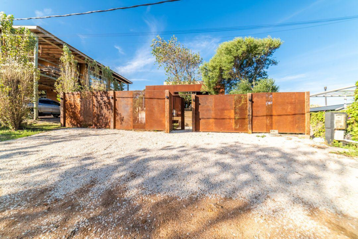Hermosa casa en primeras calles de Balneario Buenos Aires.

3 dormitorios, 2 baños.
Living-comedor con cocina integrada y salida a hermosa galería.

Hermoso patio cerrado con Jacuzzi exterior.

Por mas información, consulte con nuestros asesores.