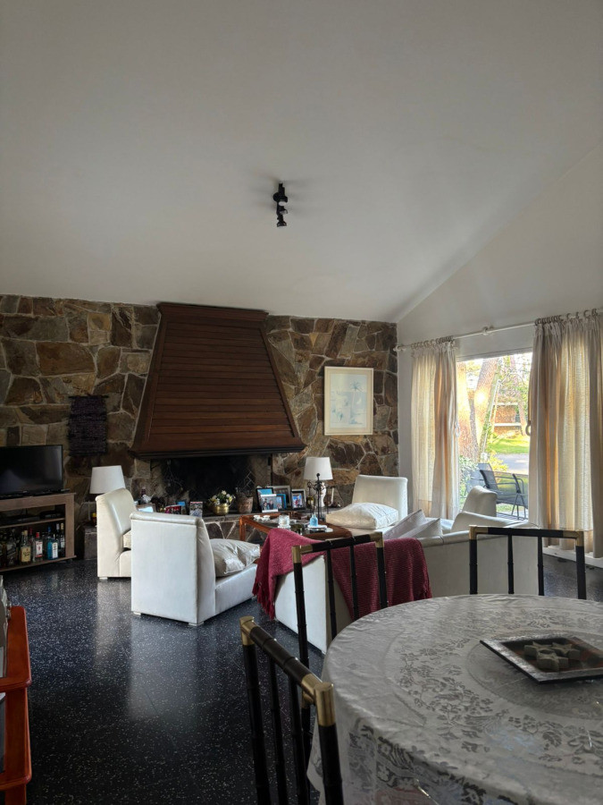  Tu Refugio en Mansa: Elegancia y Confort a Pasos del Mar

Descubre esta encantadora casa en Mansa, Punta del Este, a solo 700 metros de la playa. Ideal para quienes buscan un equilibrio entre el relax y la cercanía al mar, esta propiedad se destaca por su diseño funcional y acogedor.

Con un generoso terreno de 525 m², la casa cuenta con 3 dormitorios, todos en suite, garantizando privacidad y comodidad para toda la familia. La cocina definida se integra perfectamente con el living y el comedor, creando un ambiente ideal para disfrutar de momentos inolvidables.

No dejes pasar la oportunidad de vivir en una de las zonas más deseadas de Punta del Este. ¡Consulta con nuestros asesores y haz de este lugar tu nuevo hogar!