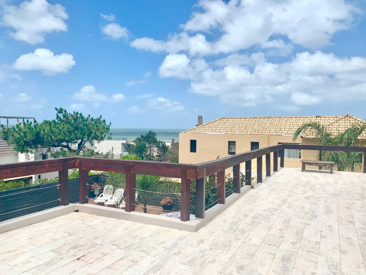 Muy linda casa en Montoya, construida en 2 plantas.
En planta baja, living, comedor, toilette, cocina, y parrillero cerrado, mas dependencia o huéspedes (cama marinera).
En planta alta:
Dormitorio principal en Suite, con salida a gran terraza de 60mts2 con vista al mar y piscina. Equipado con Smart tv 50, cómoda y mesas de luz.
Espejo italiano estilo puerta. Baño doble, 2 piletas, amplios placares, baño con gran bañera y vista al mar.
Todas las ventanas poseen roller black out y persiana.
Vestidor doble.
Segundo dormitorio, 2 camas individuales que pueden unirse, mesa de luz y escritorio. Tv 32, cortinas rollers black out. Baño en semi Suite
Tercer dormitorio, cómoda de 4 cajones y mesas de luz , 2 sommier de alta densidad. Tv 32. Baño en semi Suite
Split friocalor en todos los ambientes.
Amplio jardín con piscina.
La casa posee mas de 250mts2 construidos y 554mts2 de terreno. Esta totalmente cercada para su seguridad en caso de que hayan niños o mascotas.
Dos entradas principal y lateral, toda parquizada.
Mas de 4 lugares para estacionar el auto y gran garaje cerrado en subsuelo.
Por mas información, consulte con nuestros asesores.