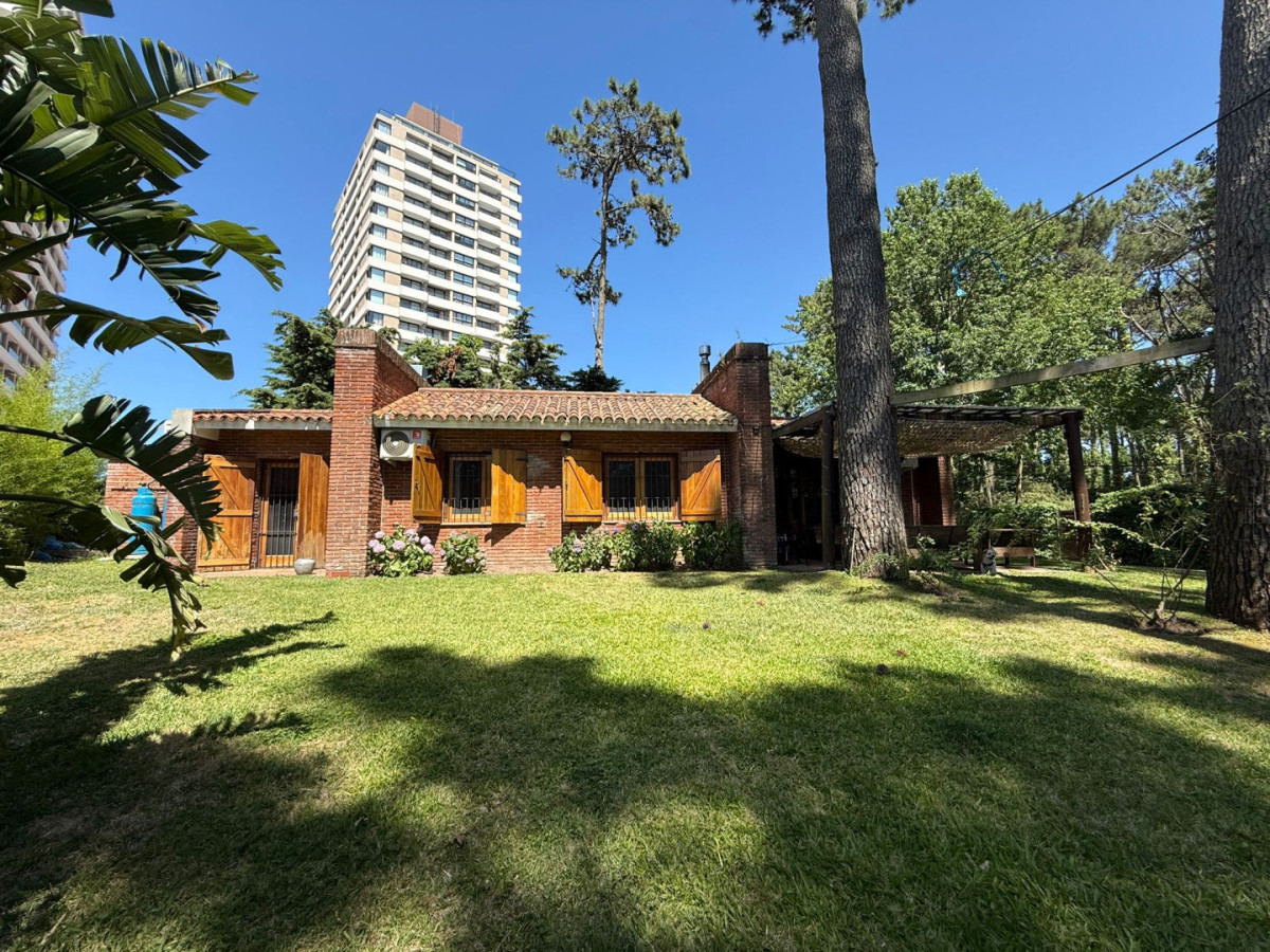  Tu Refugio en Cantegril: Elegancia y Confort en Punta del Este

Descubre esta encantadora casa ubicada en el corazón de Cantegril, una de las zonas más tranquilas y deseadas de Punta del Este. Con un diseño que combina funcionalidad y calidez, esta propiedad es ideal para disfrutar de momentos inolvidables.

**Características de la propiedad:**

- **3 Dormitorios**: Espacios amplios y luminosos que garantizan el descanso y la privacidad de todos los miembros del hogar.
- **2 Baños y 1 Suite**: Comodidad y estilo en cada rincón, perfectos para recibir a tus invitados.
- **Cocina Definida**: Un espacio diseñado para los amantes de la gastronomía, donde cada comida se convierte en una experiencia.
- **Living Comedor**: Un ambiente acogedor que invita a compartir y crear recuerdos.

Esta casa no solo es un lugar para vivir, sino un refugio donde cada día se siente como una escapada. 

**¡No pierdas la oportunidad de hacerla tuya!** Consulta con nuestros asesores para más información y para coordinar una visita. Tu nuevo hogar en Punta del Este te espera.