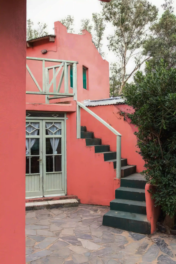 Excelente oportunidad en Balneario Buenos Aires.
Muy cómoda casa de 263 mtrs2 construidos en un lote de 450 mtrs2 .
La propiedad está ubicada a 1 cuadra de la playa y ofrece vistas al mar.
Está cerca de todo lo necesario, a pasos de supermercados y la parada de ómnibus.
Casa pequeña de huéspedes ideal para renta con 1 dormitorio, cocina y baño.
Casa principal con 3 dormitorios, cocina con barra, living-comedor.
El apartamento independiente de la planta superior, tiene entrada privada y actualmente se utiliza como spa con tratamientos. Hay un sauna y un pequeño jacuzzi con dos zonas de baño y ducha independientes.
Consulte con nuestros asesores.