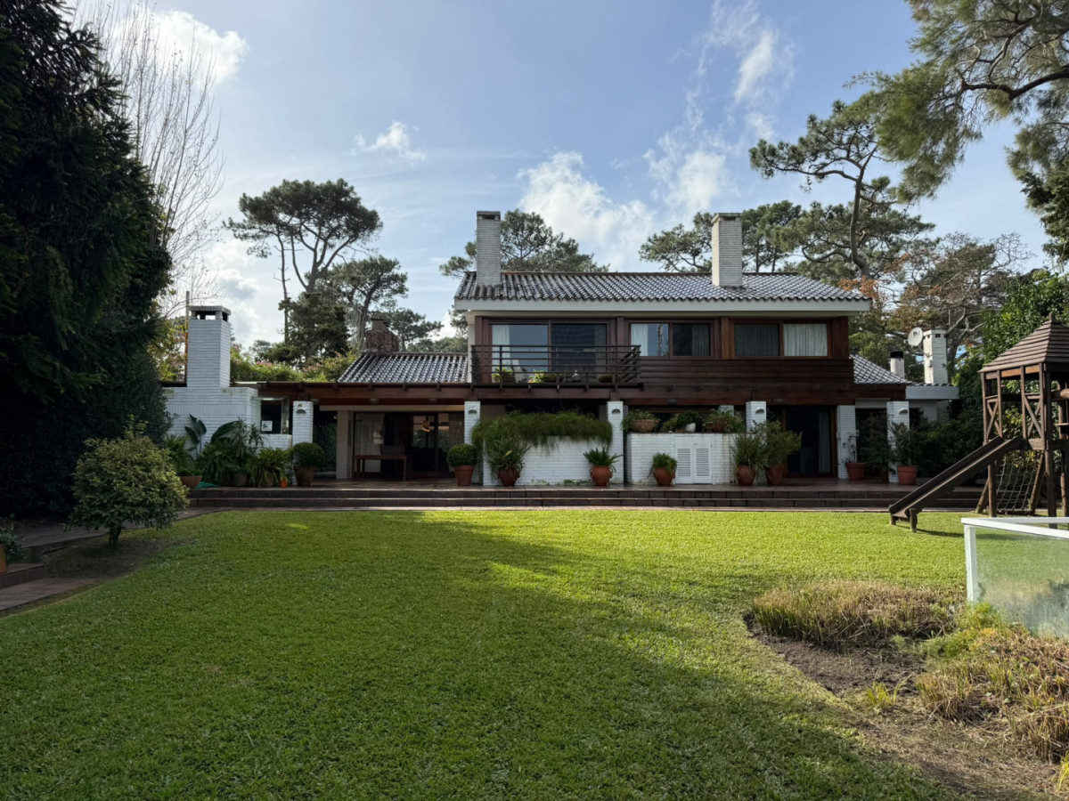  Tu Refugio en la Mansa: Elegancia y Comodidad a Pasos del Mar

Descubre esta exclusiva propiedad en la codiciada zona de Playa Mansa, Punta del Este. A tan solo 300 metros de la costa, esta casa es el equilibrio perfecto entre lujo y funcionalidad, ideal para disfrutar de momentos inolvidables con familia y amigos.

Con un generoso terreno de 1600 m² y 513 m² construidos, la vivienda cuenta con 5 amplios dormitorios, 3 de ellos en suite, garantizando privacidad y confort para todos. La cocina, completamente equipada, se integra a un elegante living y comedor, creando un espacio ideal para compartir y disfrutar de la calidez del hogar.

Imagina despertar cada mañana rodeado de la serenidad que ofrece esta propiedad, con la brisa marina como telón de fondo. Ya sea para residir de manera permanente o como un refugio estival, esta casa es una oportunidad que no querrás dejar pasar.

No dudes en consultar con nuestros asesores para más información y para agendar una visita. ¡Tu nuevo hogar en Punta del Este te espera!