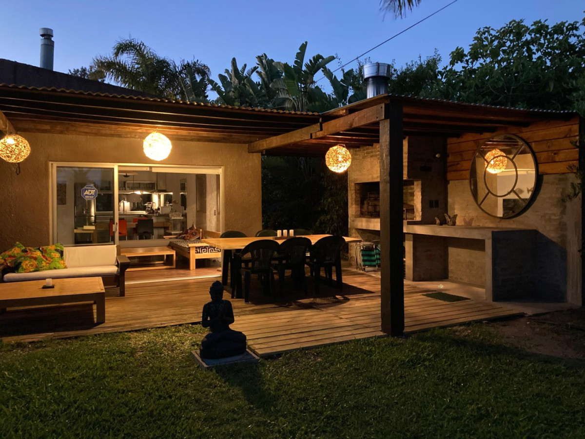 Hermosa casa de 3 dormitorios, dos de ellos en suite.  
Uno de los dormitorios no se comunica con la casa y se puede usar como dependencia de servicio.
Alarma con respuesta, direct tv, lavavajillas, lavadora, capacidad para 8 personas. Deck  adelante y atrás.                                                                                                      
         
110 mts2 construidos.
Piscina
Consulte con nuestros asesores.
