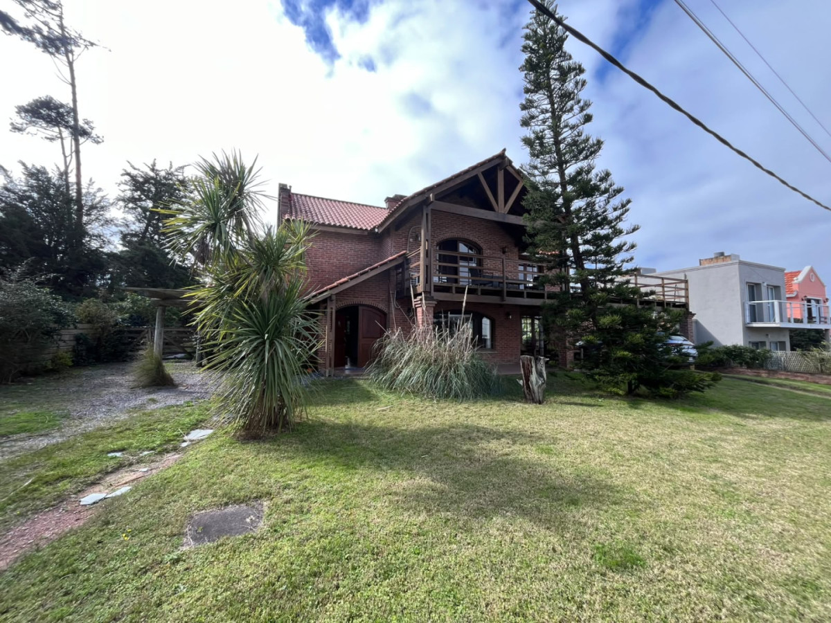 Casa en Montoya de dos plantas. Capacidad para 12 personas. 

En planta alta se encuentran 5 dormitorios con 2 baños completos (principal en suite).

En planta baja: Living, comedor, cocina, Toilette. Dependencia de servicio con dos camas + baño completo.

Amplio jardín, pileta, parrillero techado, lavadero, dos entradas para autos, a dos cuadras del mar.

Punta Cable y wifi, equipada.  

1000 mtrs2 de terreno y 280 mtrs2 construidos.

Consulte con nuestros asesores. 