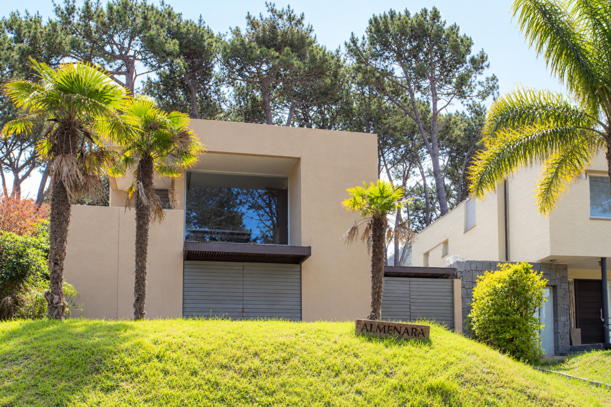 Hermosa casa a Pasos del Mar.

A solo 200 metros de la playa, esta propiedad es el lugar ideal para disfrutar de la vida costera.

Con una distribución inteligente, la casa cuenta con 4 dormitorios, de los cuales 2 son suites, brindando privacidad y confort para toda la familia. La cocina semi-integrada se conecta con un luminoso living-comedor, creando un ambiente acogedor y perfecto para compartir momentos inolvidables.

Dependencia de servicio con baño o bien 5to dormitorio. 
Parrillero techado y Pileta
El terreno de 600 m² ofrece un amplio espacio exterior, ideal para disfrutar del aire libre y las reuniones familiares. Con 250 m² construidos, cada rincón de esta propiedad ha sido diseñado para maximizar la comodidad y el estilo.

Consulta con nuestros asesores por mas información y organizar una visita a la propiedad.