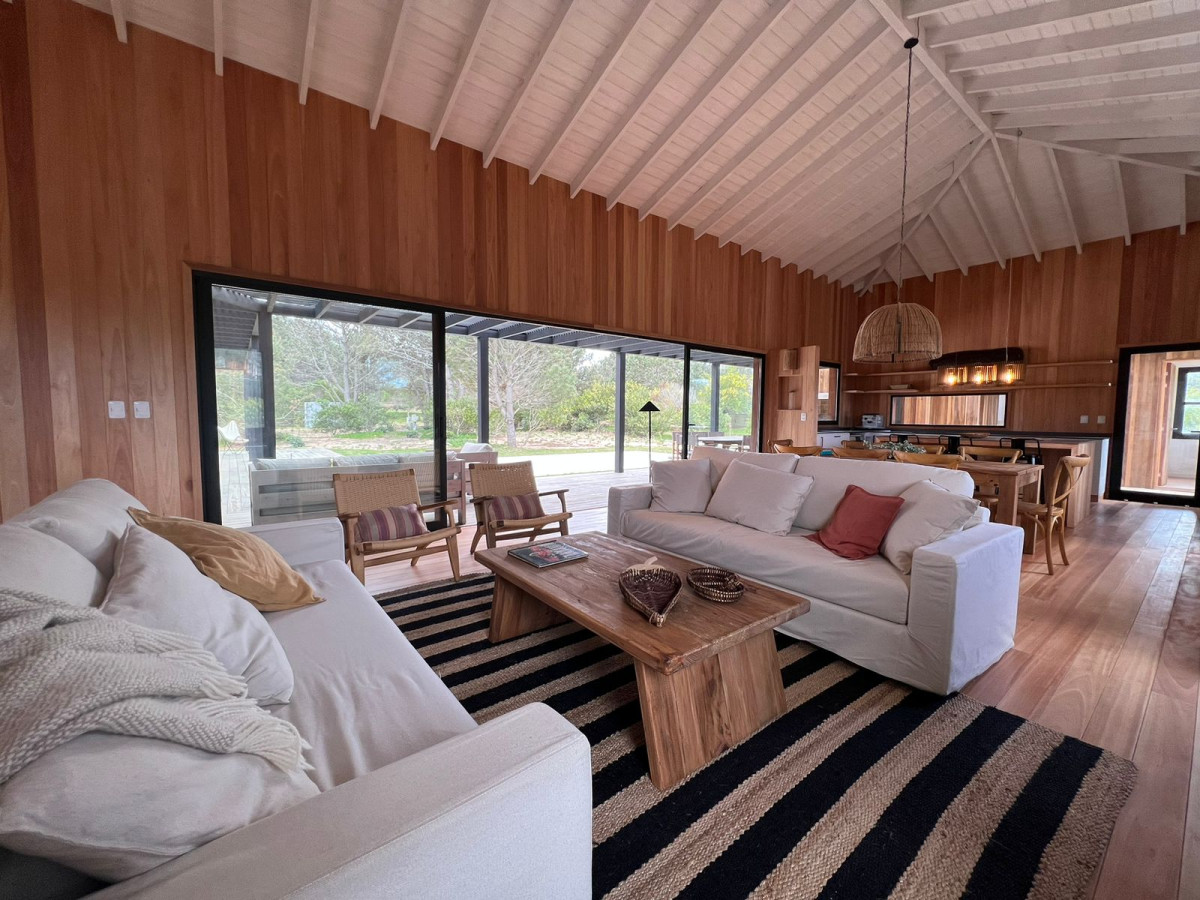 Hermosa casa en Laguna Escondida, José Ignacio.
La casa cuenta con 4 dormitorios en suite. 2 dormitorios principales (uno en PB y otro en1er piso, que cuenta con su propia sala de estar
privada).
Toilette para invitados (con ducha)
Living y comedor con cocina integrada
Pileta, deck y parilla.
Terraza
Habitación de servicio y lavadero.
VISTA AL MAR DESDE 2do PISO.
Sobre un lote de 1.900 mts2
310 mts2 cubiertos y 150 mts de deck y terraza.