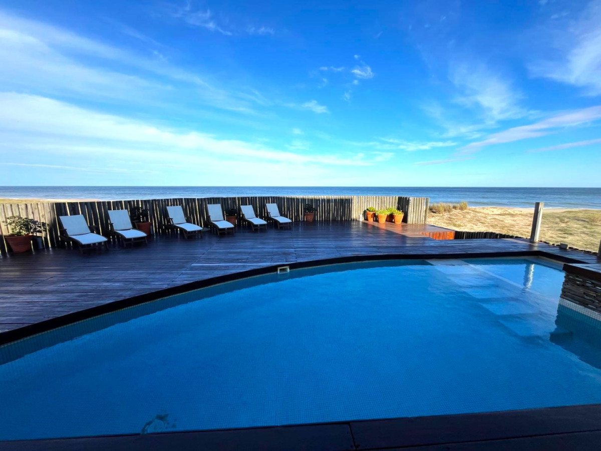 Espectacular casa frente al Mar en José Ignacio.

Descubre esta excepcional casa, un verdadero oasis costero que combina elegancia y confort en un entorno natural inigualable. Con una ubicación privilegiada frente al mar, esta propiedad es el lugar ideal para disfrutar de momentos inolvidables con familia y amigos.

La casa cuenta con 4 amplios dormitorios + dependencia de servicio, cada uno con su propio baño. Cada rincón está diseñado para brindar descanso y privacidad.

En el corazón de la casa se encuentra su cocina, que se integra perfectamente con el living y el comedor, creando un ambiente acogedor y funcional para compartir momentos especiales. La distribución de los espacios permite disfrutar de la luz natural y la brisa marina, haciendo de cada día una experiencia única.
Pileta climatizada.

Con un terreno de 716 m² y 380 m² edificados, esta propiedad ofrece amplias áreas exteriores para disfrutar del aire libre, así como la posibilidad de personalizar y expandir según tus deseos.

No dejes pasar la oportunidad de adquirir este maravilloso hogar en una de las zonas más exclusivas de la costa uruguaya. Consulta con nuestros asesores.