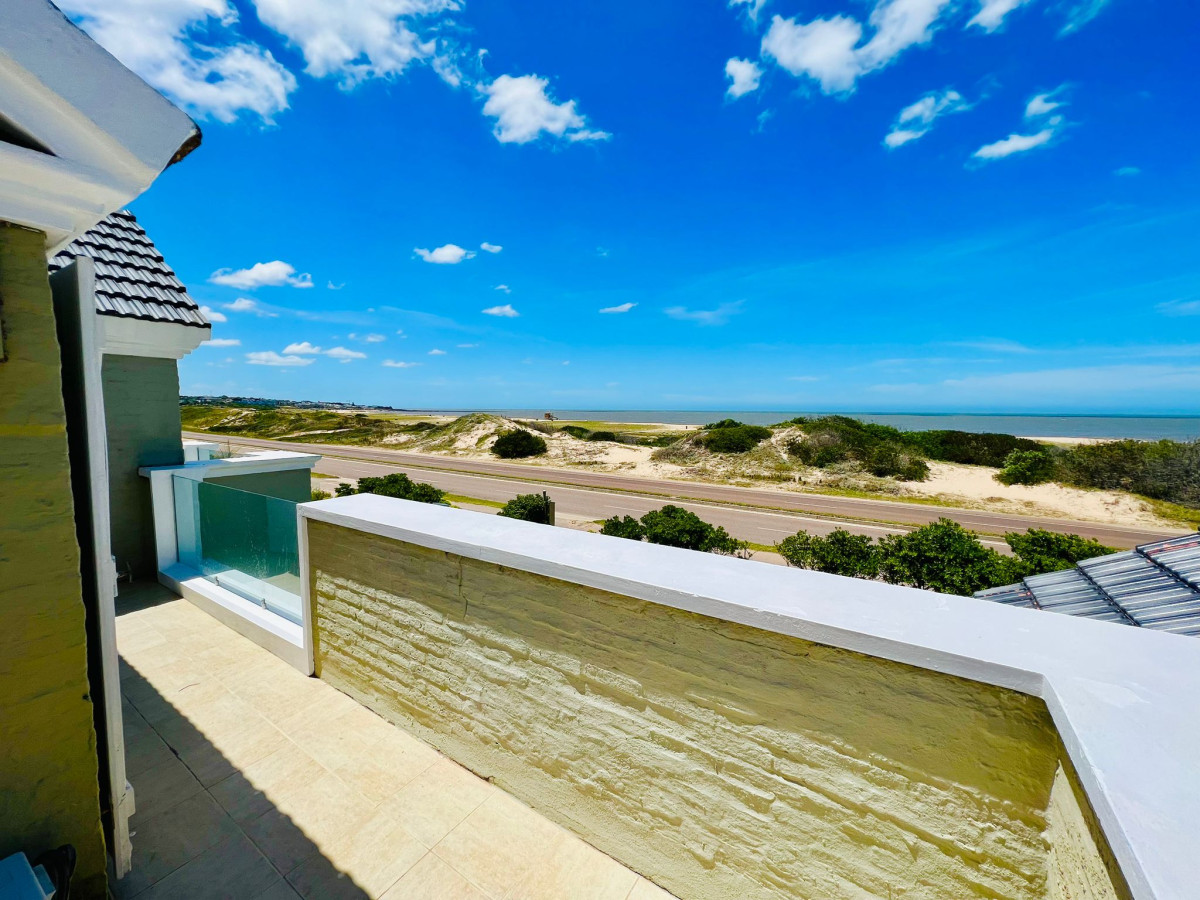 Casa con espectacular ubicación frente al mar. 
Planta baja: cómodo living comedor, 2 dormitorios y 2 baños completos.
Cocina independiente. Salida al jardín con pileta.

Planta alta: 3 dormitorios, con un baño. (dos dormitorios en la casa con cama matrimonial) 
Capacidad para 10 personas.

Consulte con nuestros asesores.
