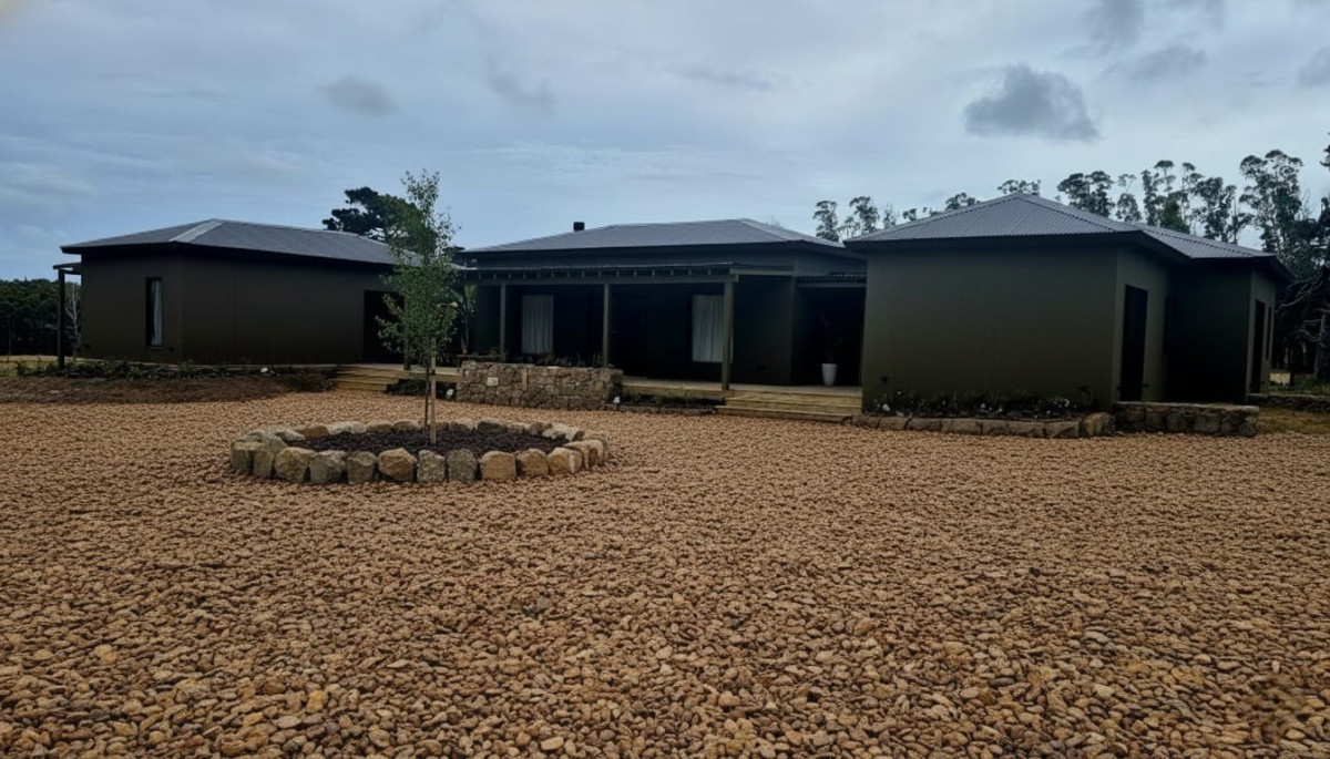 Tu Refugio en La Barra: Elegancia y Comodidad

Descubre esta encantadora casa en Camino Eguzquiza, un verdadero oasis de tranquilidad y estilo. Con 3 amplios dormitorios, cada uno con su propio baño en suite, esta propiedad es ideal para quienes buscan confort y privacidad. 

La cocina, equipada con una moderna barra, se integra perfectamente al luminoso living-comedor con salida al deck con parrillero, creando un espacio ideal para compartir momentos inolvidables con familia y amigos. 
Dependencia de servicio con baño. Lavadero.
Pileta.
4.000 mts2 de terreno aprox.

Sobre Camino Eguzquiza a 7 km de La Barra y 15 min de Punta del Este.

100 Has de uso común. Espacios compartidos.
Amenities de Puerto Quetzal: Club House, Gimnasio, Tenis & Pádel, Fútbol, Plaza de niños, Caballerizas y más.

Ubicada en una de las zonas más deseadas de La Barra, esta casa no solo ofrece un hogar, sino un estilo de vida. 

No dejes pasar esta oportunidad. Consulta con nuestros asesores y da el primer paso hacia tu nuevo hogar.