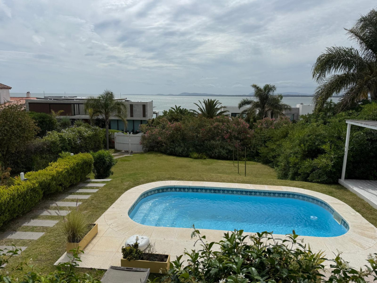  Vive el Sueño Costero en Lomo de la Ballena

Descubre esta excepcional propiedad en Punta Ballena, ubicada a solo 50 metros del mar. Un refugio ideal que combina confort y elegancia, perfecto para disfrutar de la belleza natural de la costa.

Esta casa cuenta con 4 amplios dormitorios, cada uno con su propio baño en suite, ofreciendo privacidad y comodidad a todos sus habitantes. La cocina integrada, junto con el comedor y el living, crean un ambiente acogedor y luminoso, ideal para compartir momentos inolvidables con familiares y amigos.

Con un terreno de 1018 m² y una construcción de 332 m², esta propiedad te brinda el espacio necesario para disfrutar de la vida al aire libre, ya sea en un jardín privado o en la proximidad del mar.

No dejes pasar la oportunidad de adquirir este paraíso costero. Consulta con nuestros asesores y comienza a escribir tu propia historia en Lomo de la Ballena.