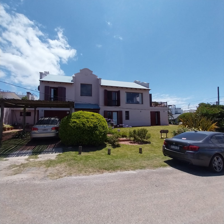 Magnífica casa en un lugar privilegiado. A metros de Playa Bikini.
275 mts2 de terreno
Superficie total construida: 199,74mts2
Planta baja: 1 dormitorio en suite + 2 dormitorios que comparten 1 baño. Garaje. Dependencia de servicio con baño y lavadero.
Planta alta: Living-comedor con vista al Mar. Cocina semi integrada. 1 baño completo. 1 Dormitorio con terraza y pequeño entre piso usado como playroom.
Espectacular terraza con parrillero y vista al Mar.
Por mas información, consulte con nuestros asesores.