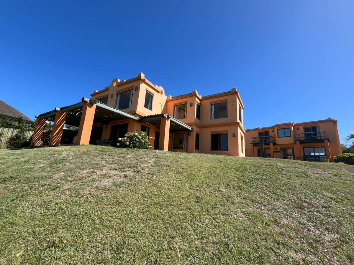 Elegancia y Comodidad Casa con ubicación incomparable en El Chorro.
A pasos del Mar.

Ubicada en una de las zonas más exclusivas de Manantiales, esta impresionante casa en El Chorro es el refugio ideal para quienes buscan un estilo de vida sofisticado y relajado. Con un generoso terreno de 1095 m² y 349 m² construidos, esta propiedad ofrece un espacio perfecto para disfrutar de la tranquilidad y la belleza natural que caracteriza a la región.

Casa ubicada en lo lote alto con hermosa vista.
En casa principal 2 dormitorios en suite arriba + 2 dormitorios abajo que comparten 1 baño completo y dependencia de servicio con baño.
Living-comedor con vista espectacular y cocina definida + toilette.

En bloque independiente o casa de huéspedes 3 dormitorios + 1 baño completo arriba.
Parrillero cerrado con living-comedor + 1 baño completo abajo.

No pierda la oportunidad de adquirir esta joya en El Chorro. Para más información y consultas, no dude en contactar a nuestros asesores, quienes estarán encantados de ayudarle a dar el siguiente paso hacia su nuevo hogar.