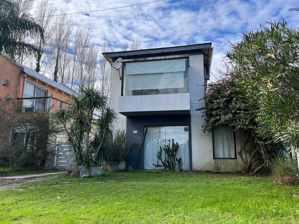 Casa con muy buena ubicación en el Tesoro.
A pasos de la ruta principal y metros del Mar.

3 Dormitorios, 2 baños (principal en semi suite).
Living comedor y cocina integrados en amplios y luminosos ambientes. 

Deck con parrillero y jardín con piscina. 
Entrada para auto.
Terreno de 300mts2 y aprox. construidos 149mts2

Consulte con nuestros asesores. 
