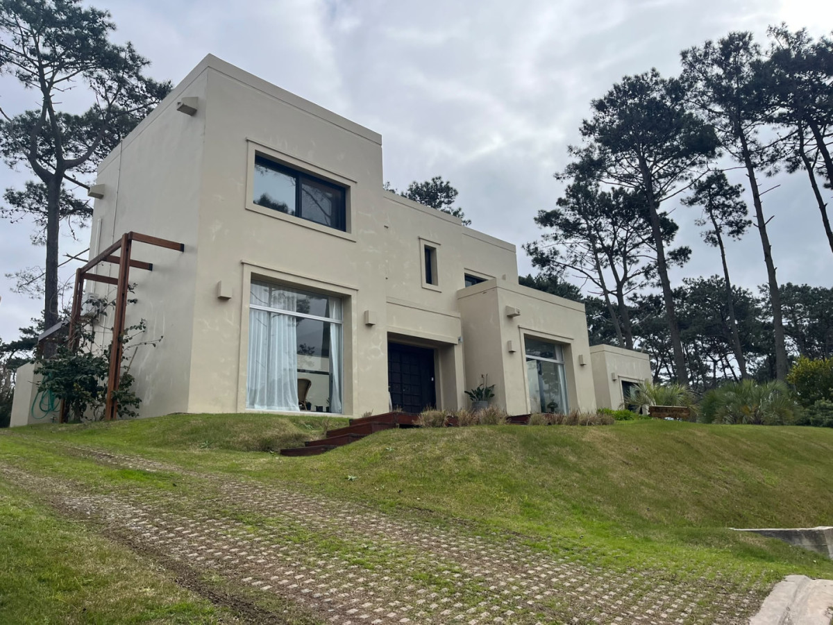Hermosa casa en laguna Blanca. Alta y muy luminosa. 
4 dorm, 4 baños y dependencia de servicio con baño o bien 5to dorm. 
Amplio living, comedor, cocina bien equipada.
Pileta.

1340 MTRS2 DE TERRENO
400 MTRS2 CONSTRUIDOS

Club house, canchas de tenis, pileta, vestuarios, gimnasio, pool para adolescentes, juegos para los mas pequeños. Cafetería. Iglesia en el barrio. Canchas de paddel

Consulte con nuestros asesores.