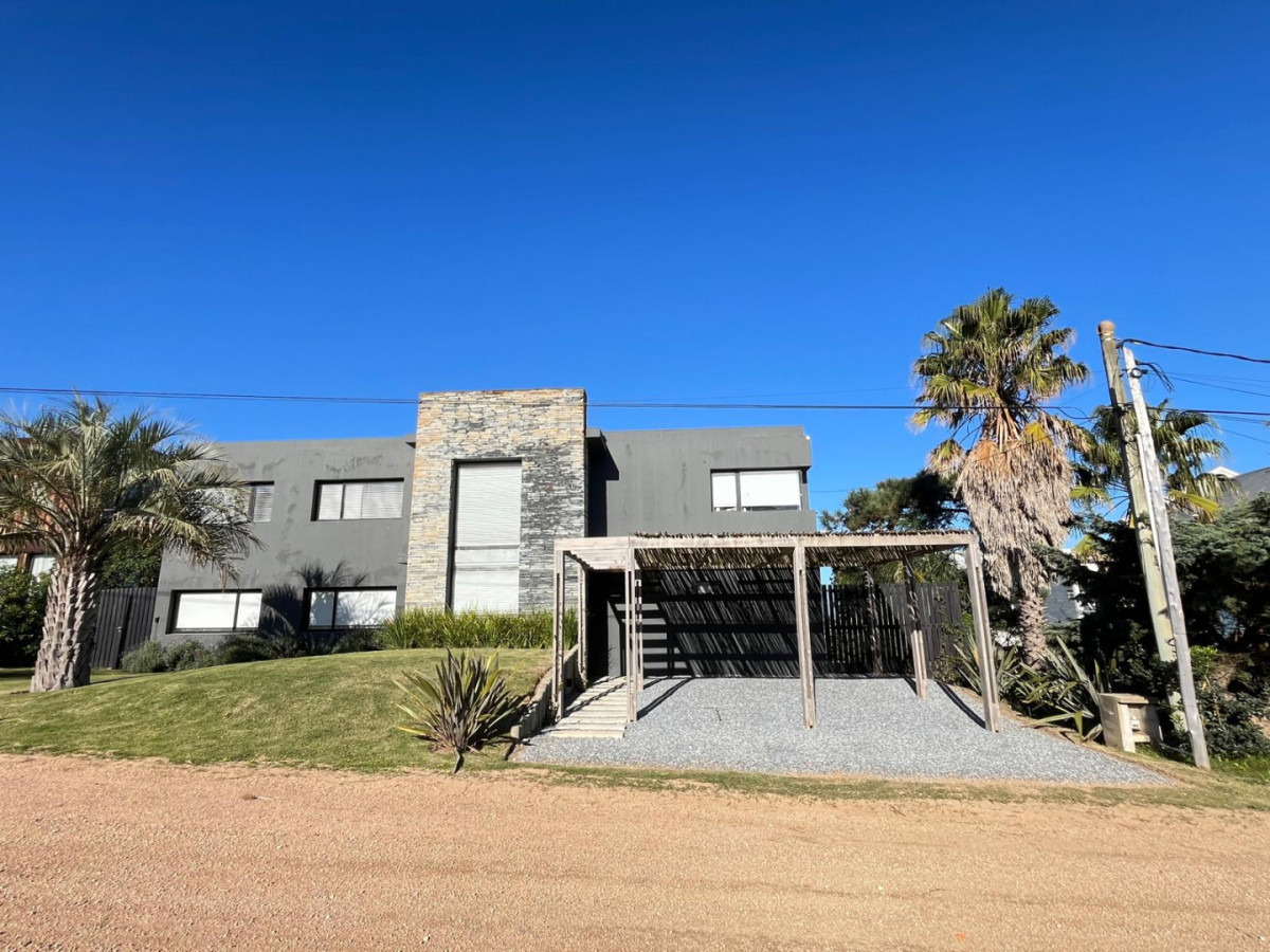 Casa en La Barra: Espacio y Comodidad para Disfrutar a metros del Mar

Descripción:  
Ubicada en el corazón de La Barra, esta amplia casa ofrece un entorno ideal para disfrutar de la tranquilidad y la belleza de la zona. 
Con un terreno de 528 m² y 255 m² construidos, la propiedad cuenta con 4 dormitorios, de los cuales 2 son suites, proporcionando privacidad y confort para hasta 8 personas. La distribución de los ambientes está diseñada para maximizar la funcionalidad y el disfrute, con un luminoso living comedor que se integra a una cocina semi-integrada, perfecta para compartir momentos en familia o con amigos.
Salida a terraza con Parrillero que conecta con el patio con pileta y hermosa vista al Mar.

El entorno de La Barra es conocido por su vibrante vida cultural y sus cercanas playas, lo que convierte a esta propiedad en un excelente punto de partida para explorar todo lo que la región tiene para ofrecer. Ideal tanto para residencias permanentes como para escapadas de verano, esta casa se adapta a diferentes estilos de vida, brindando un espacio acogedor y versátil.

Consulte con nuestros asesores para más información.