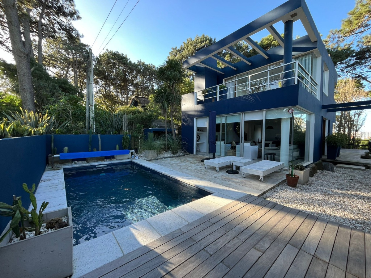 Hermosa casa dividida en 3 niveles.
En planta baja, gran living-comedor, cocina con salida al parrillero y 1 dormitorio en suite.
En planta alta, dormitorio principal en suite con jacuzzi, vestidor y hermosa terraza con vista al Mar.
En sub suelo 2 dormitorios en suite.
Consulte con nuestros asesores.