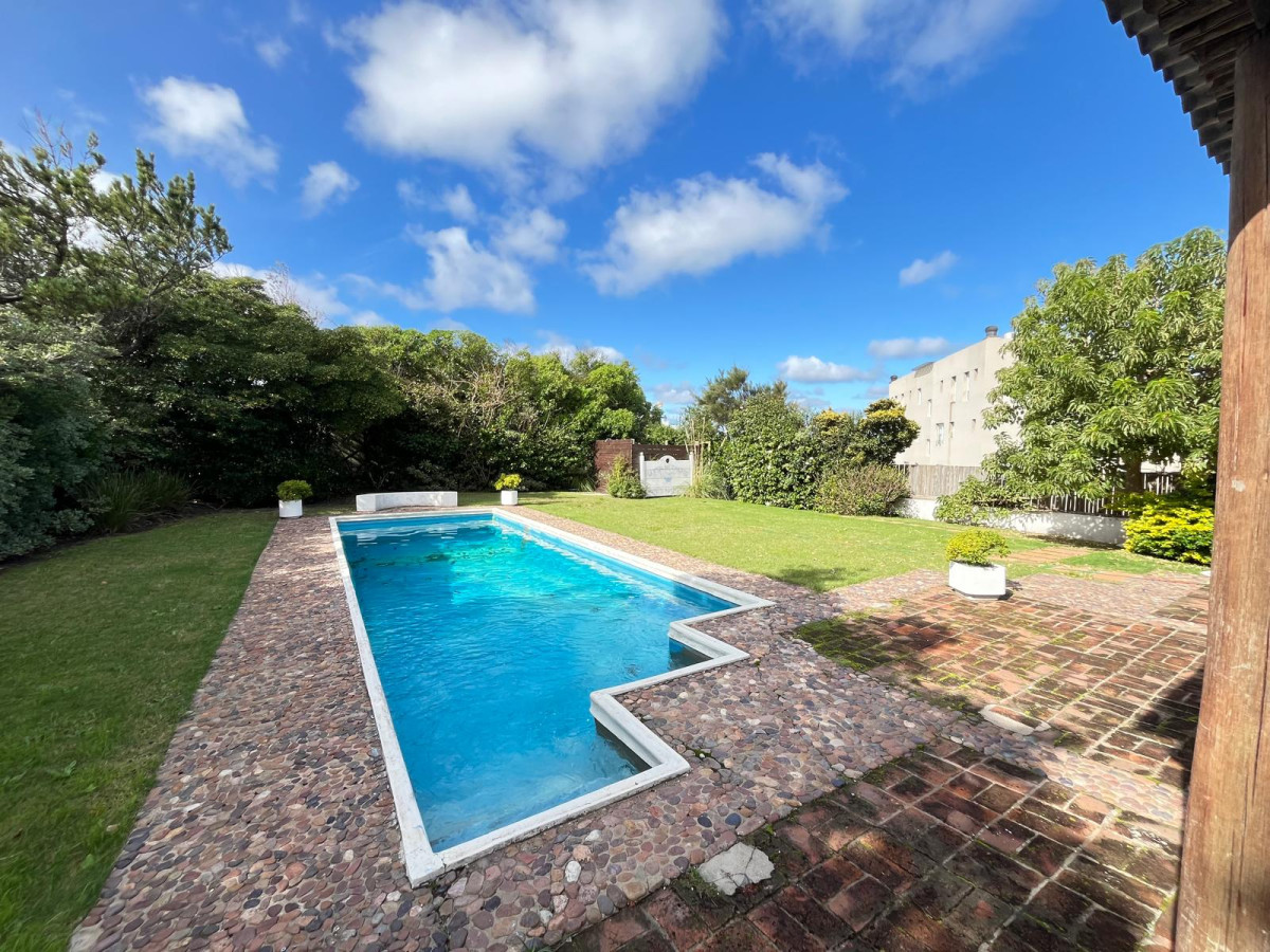 A metros de playa la Posta del Cangrejo

Casa de 4 dormitorios (2 en suite) + 2 dormitorios comparten baño completo + dependencia de servicio con 2 camas. 
Amplio living-comedor con salida al patio, cocina.
Cuenta con parrillero, pileta e increíble vista al mar.
800 mtrs2 - 40 metros de frente sobre ruta 10

Consulte  con nuestros asesores.