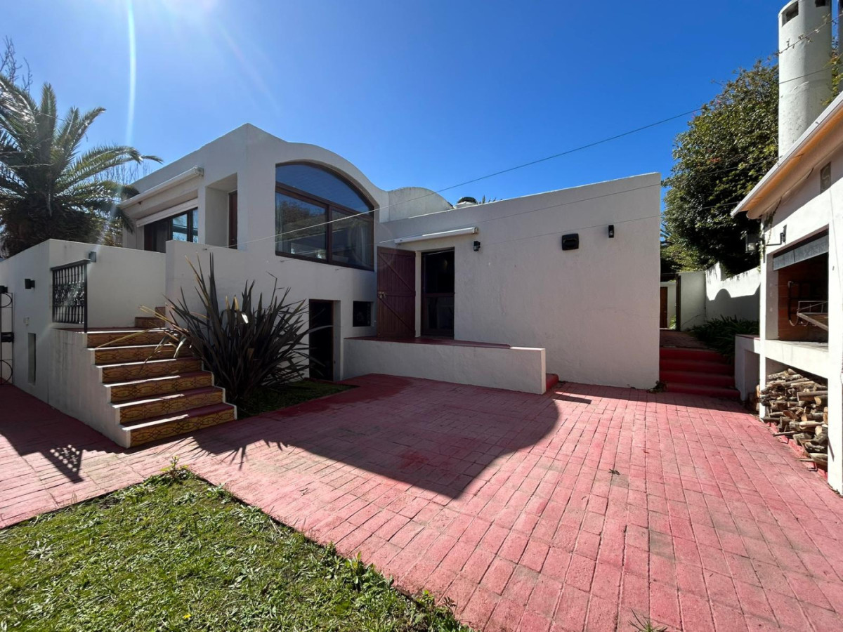 Ubicada en la codiciada zona del casco de la Península de Punta del Este, esta casa ofrece la combinación perfecta de confort y cercanía al mar, a tan solo 30 metros de la playa. Con un terreno de 408 m2 y 202 m2 construidos, la propiedad cuenta con cuatro dormitorios, de los cuales tres son suites, brindando privacidad y comodidad a sus habitantes.

Una casa única con diseño tradicional que incluye una cocina definida, un amplio living y un comedor, ideal para disfrutar de momentos en familia o con amigos. La distribución de los ambientes permite una excelente luminosidad y ventilación, creando un espacio acogedor y funcional. 

El entorno es tranquilo y residencial, con fácil acceso a los principales puntos de interés de Punta del Este. Esta casa es una excelente opción tanto para residencia permanente como para disfrutar de vacaciones. Consulte con nuestros asesores para más información y descubra el potencial de este atractivo inmueble.

Santos Dumont presenta en exclusiva esta propiedad impresionante, en la mejor zona de Punta del Este.

¡Agendá tu visita con nuestros asesores!