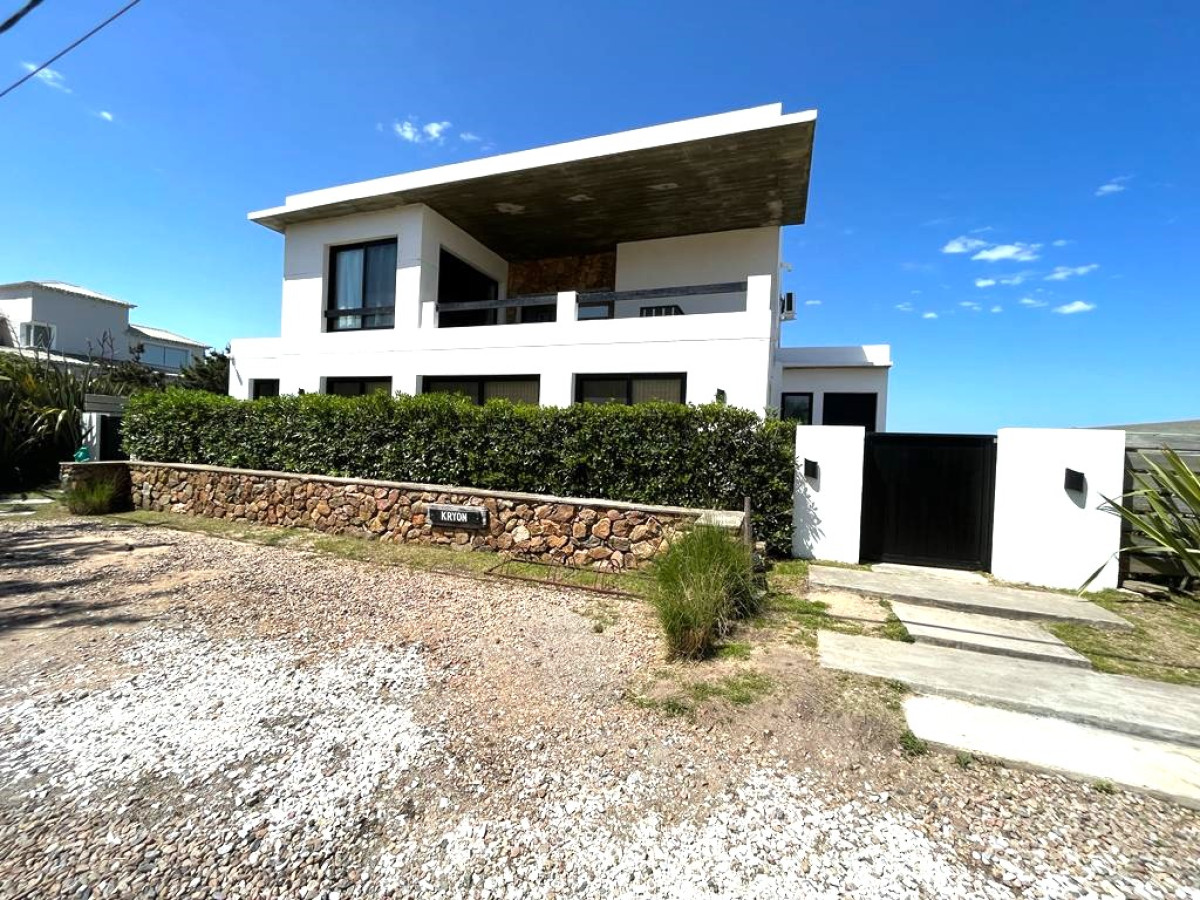 Hermosa propiedad a pasos del Mar.
Terreno de 447 mts2 con 275 mts2 construidos en 2 plantas.
Cuenta con 4 dormitorios (3 en suite + 1 en semi suite) + dependencia de servicio con baño.
En planta baja: Living-comedor con cocina integrada. 2 dormitorios (1 en suite) con salida al jardín.
En planta alta: Dormitorio principal en suite con gran terraza techada y vista al Mar. 1 Dormitorio en suite con pequeña terraza con vista al Mar y pileta. Pequeño estar con T.v smart.
Dependencia de servicio con baño o 5ta habitación al fondo de la propiedad.
Hermosa pileta y parrillero.
Por mas información, consulte con nuestros asesores.