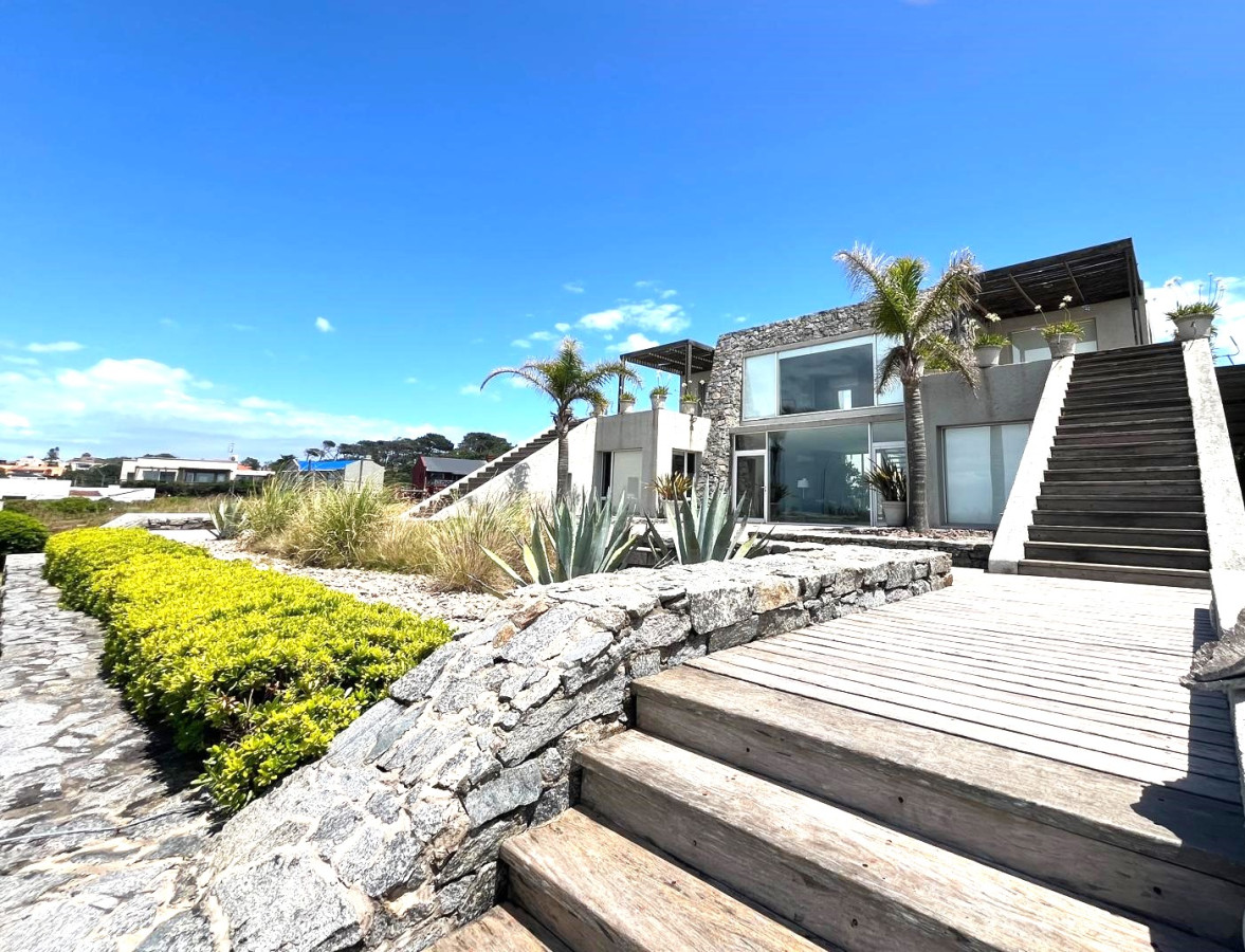 Espectacular casa en primera linea, Montoya.

En planta baja, cuenta con gran living-comedor. Área de T.v.
2 dormitorios en suite.
Cocina completa, lavadero y doble dependencia de servicio con baño.

En planta Alta, master suite con baño doble.

Piscina y parrillero.
Consulte con nuestros asesores.
